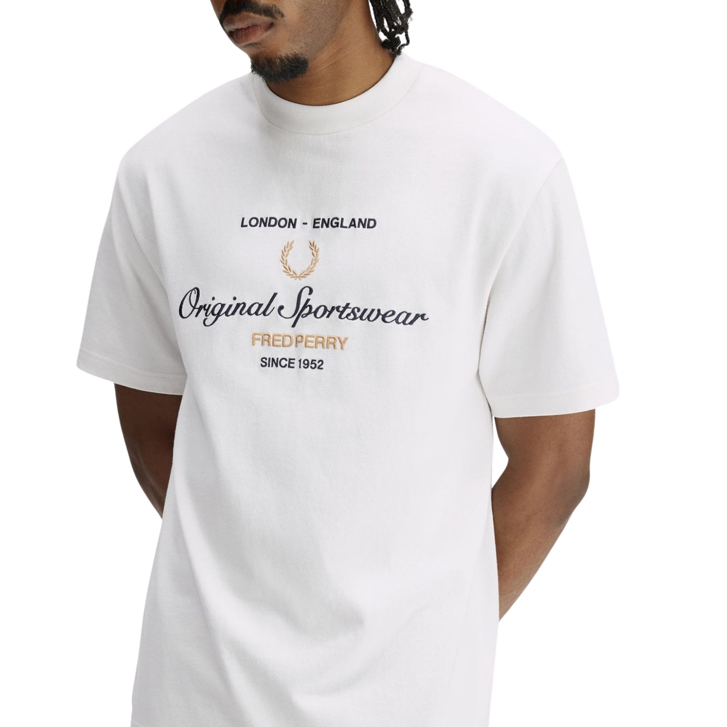 T-Shirt de manga curta para homem Fred Perry Original Sportswear em Branco Neve. Foto de detalhe da parte da frente, vestida.