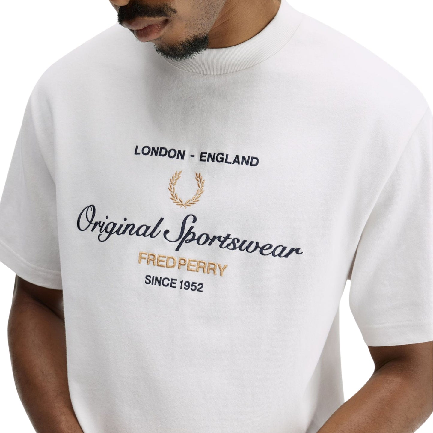 T-Shirt de manga curta para homem Fred Perry Original Sportswear em Branco Neve. Foto de detalhe da parte da frente, vestida.