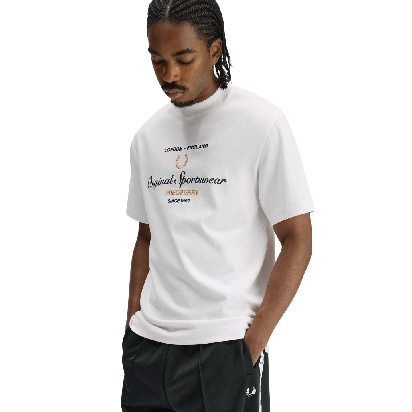 T-Shirt de manga curta para homem Fred Perry Original Sportswear em Branco Neve. Foto da parte da frente, vestida.