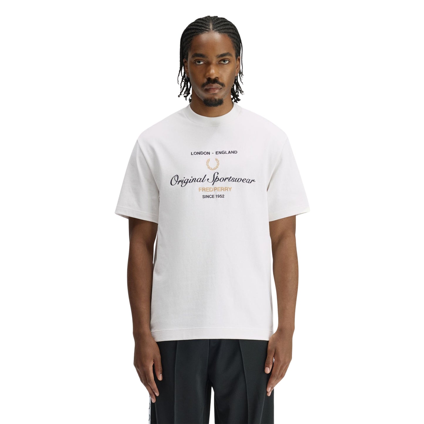 T-Shirt de manga curta para homem Fred Perry Original Sportswear em Branco Neve. Foto da parte da frente, vestida.