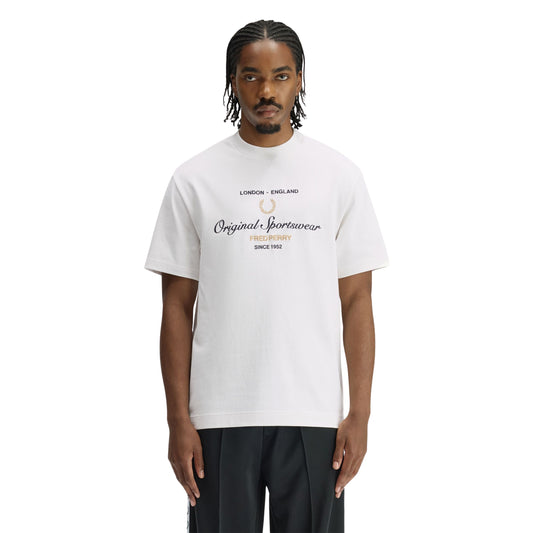 T-Shirt de manga curta para homem Fred Perry Original Sportswear em Branco Neve. Foto da parte da frente, vestida.