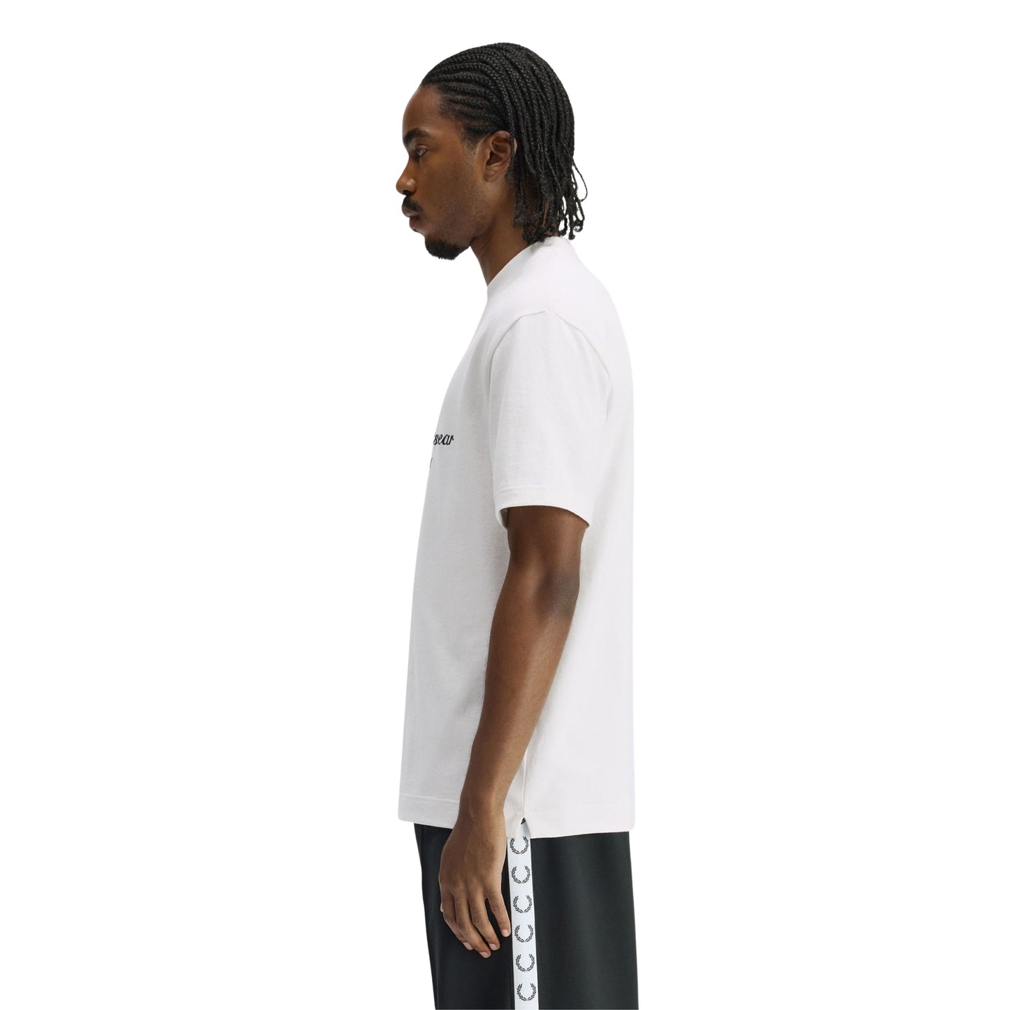 T-Shirt de manga curta para homem Fred Perry Original Sportswear em Branco Neve. Foto da lateral, vestida.