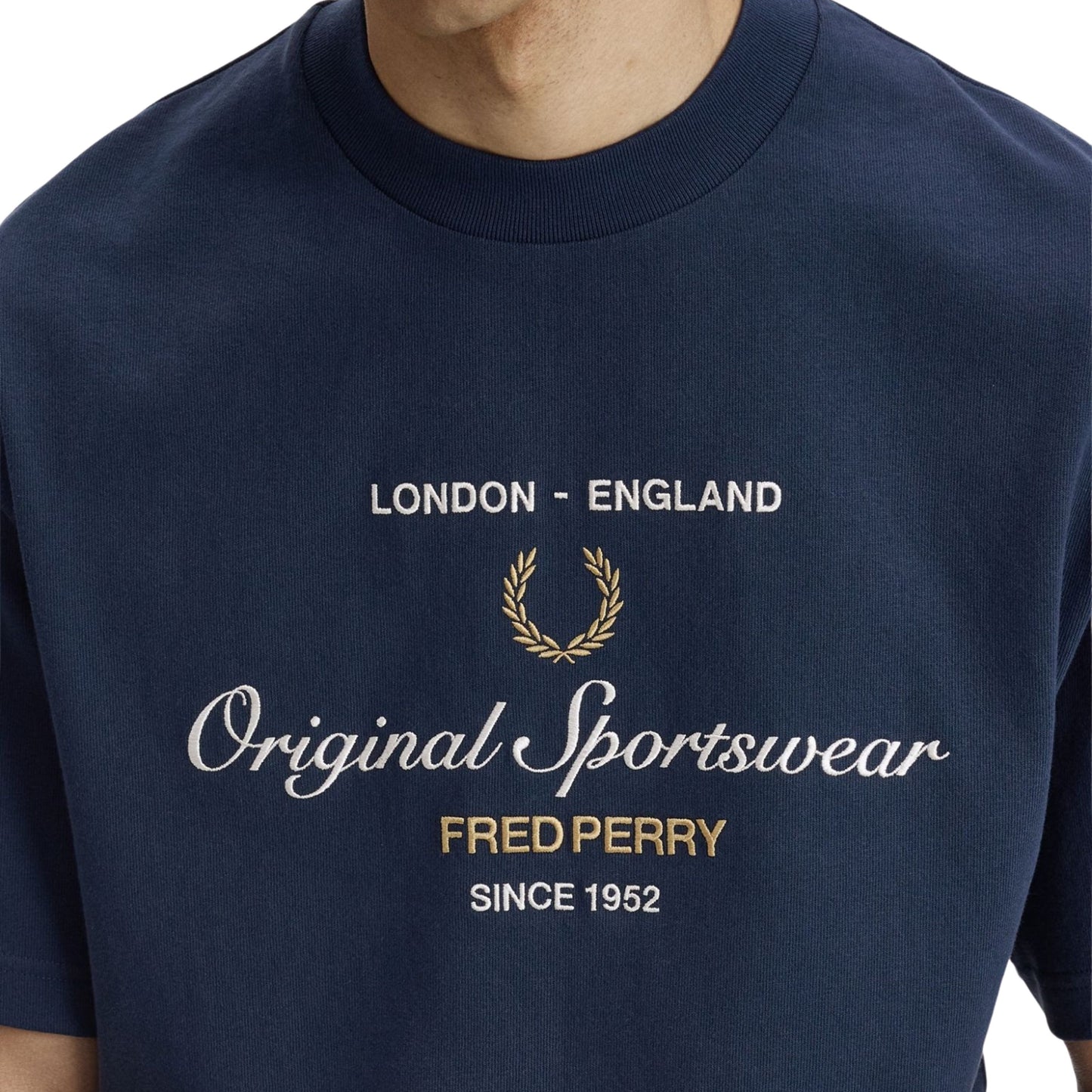 T-Shirt de manga curta para homem Fred Perry Original Sportswear em Tennis Blue. Foto de detalhe da parte da frente, vestida.