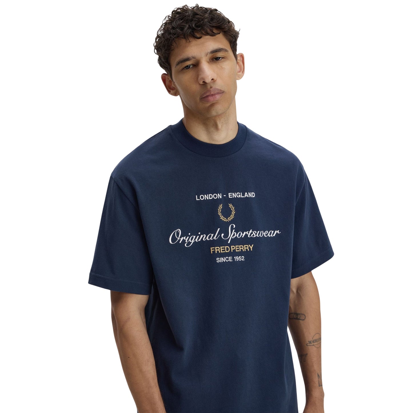 T-Shirt de manga curta para homem Fred Perry Original Sportswear em Tennis Blue. Foto de detalhe da parte da frente, vestida.