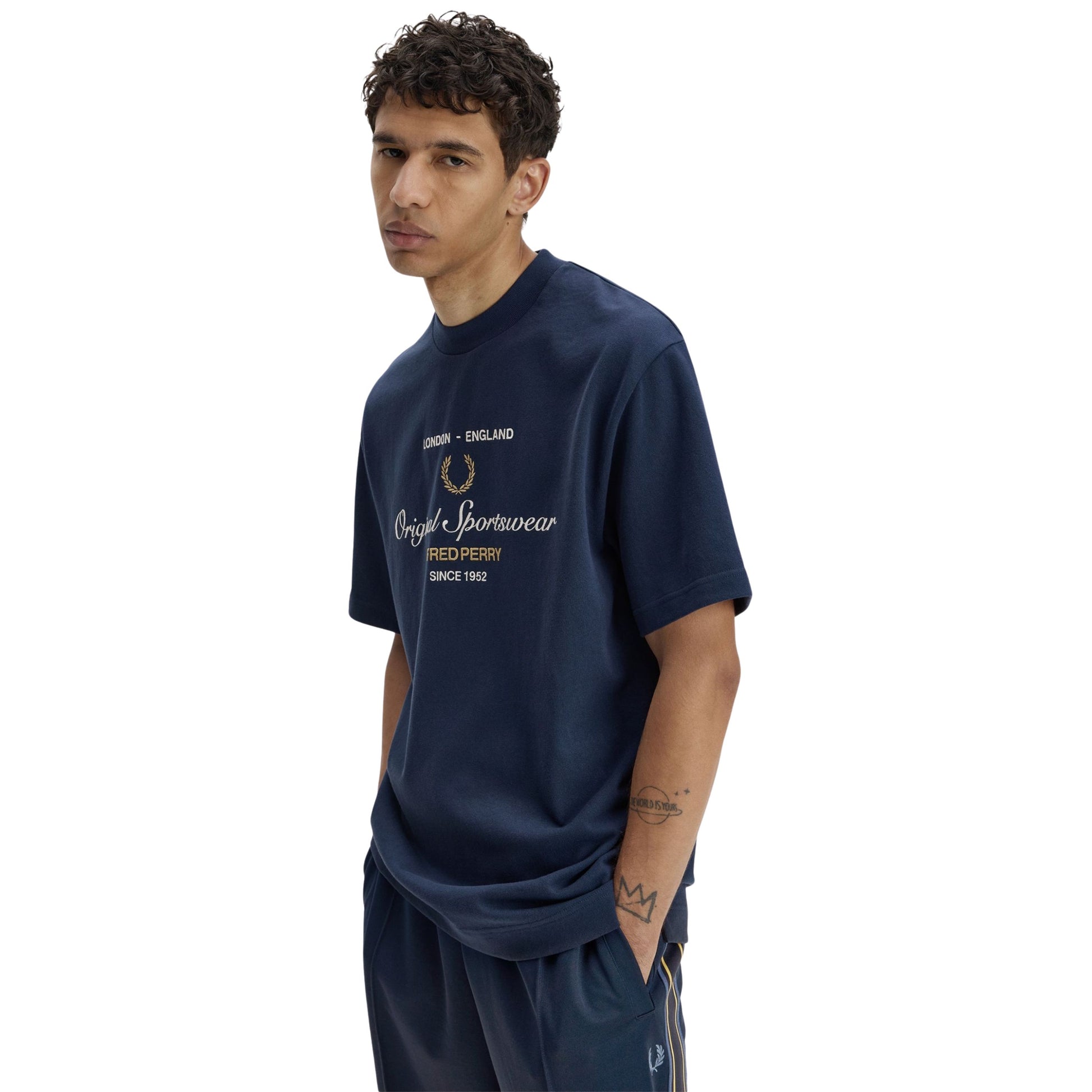 T-Shirt de manga curta para homem Fred Perry Original Sportswear em Tennis Blue. Foto da parte da frente, vestida.