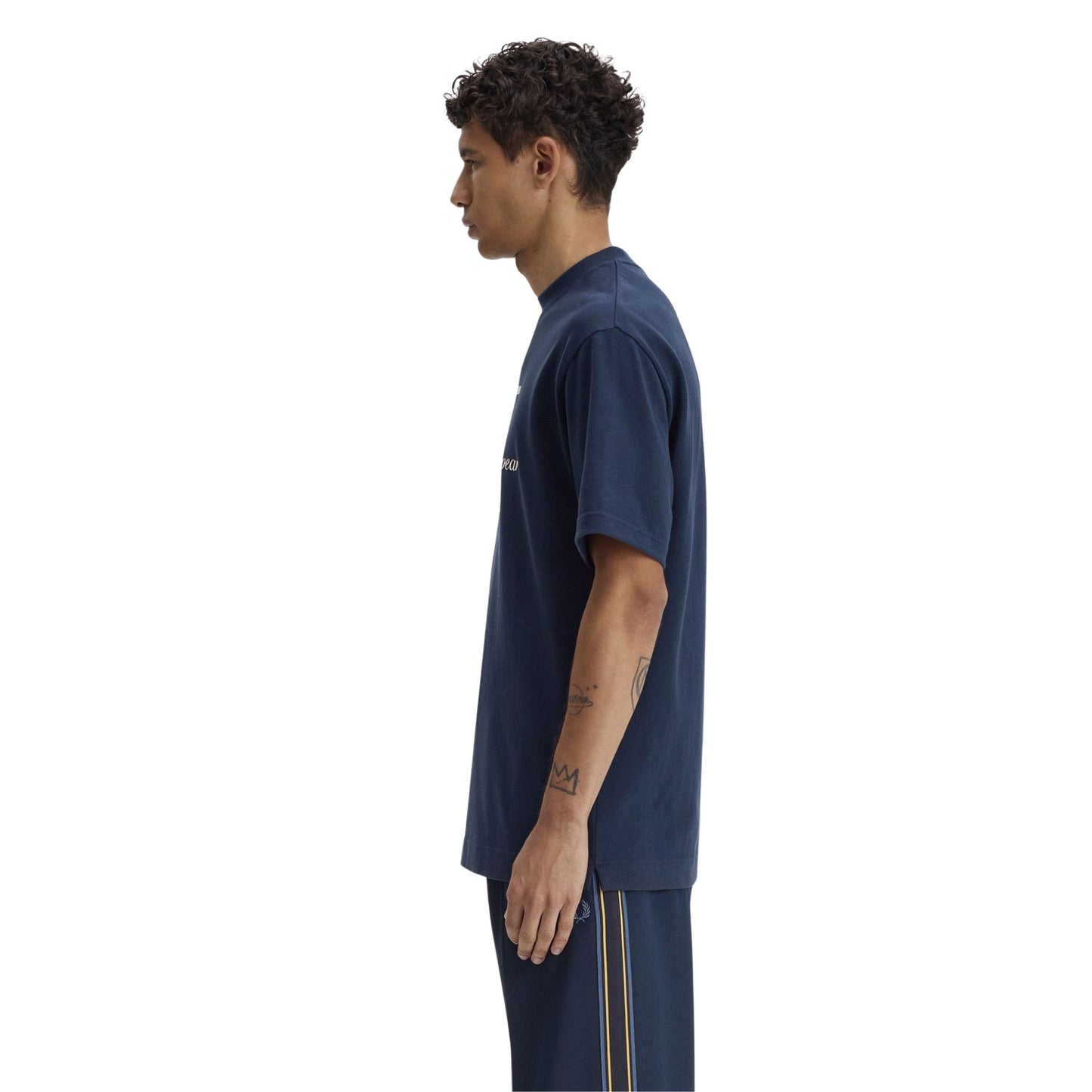 T-Shirt de manga curta para homem Fred Perry Original Sportswear em Tennis Blue. Foto da lateral, vestida.