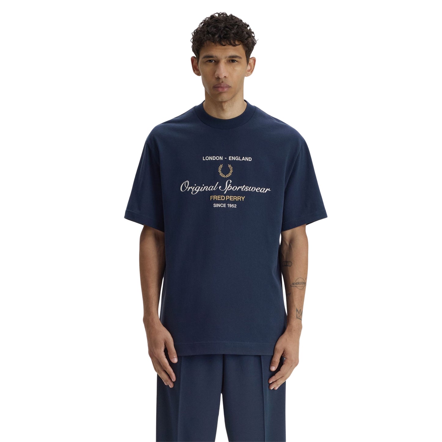 T-Shirt de manga curta para homem Fred Perry Original Sportswear em Tennis Blue. Foto da parte da frente, vestida.