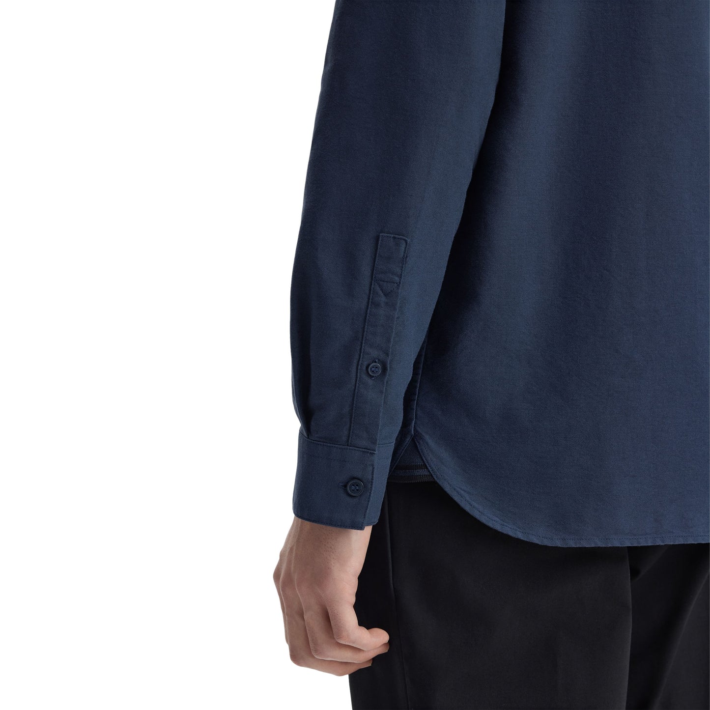 Camisa de manga comprida para homem Fred Perry Oxford em Dark Airforce. Foto de detalhe da parte de trás, vestida.