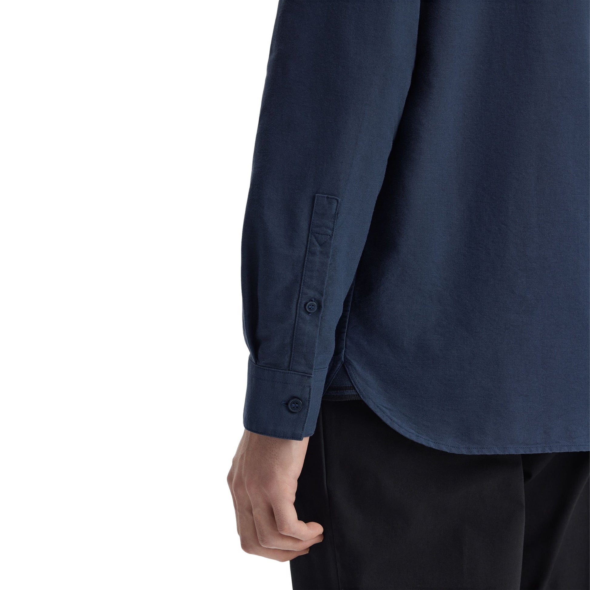 Camisa de manga comprida para homem Fred Perry Oxford em Dark Airforce. Foto de detalhe da parte de trás, vestida.