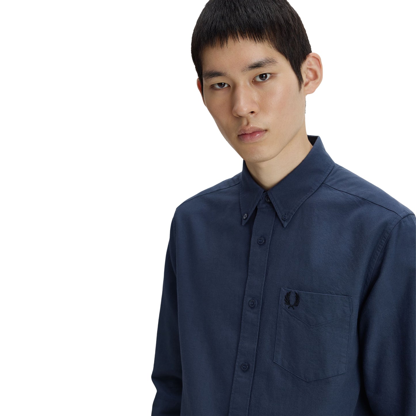 Camisa de manga comprida para homem Fred Perry Oxford em Dark Airforce. Foto de detalhe da parte da frente, vestida.