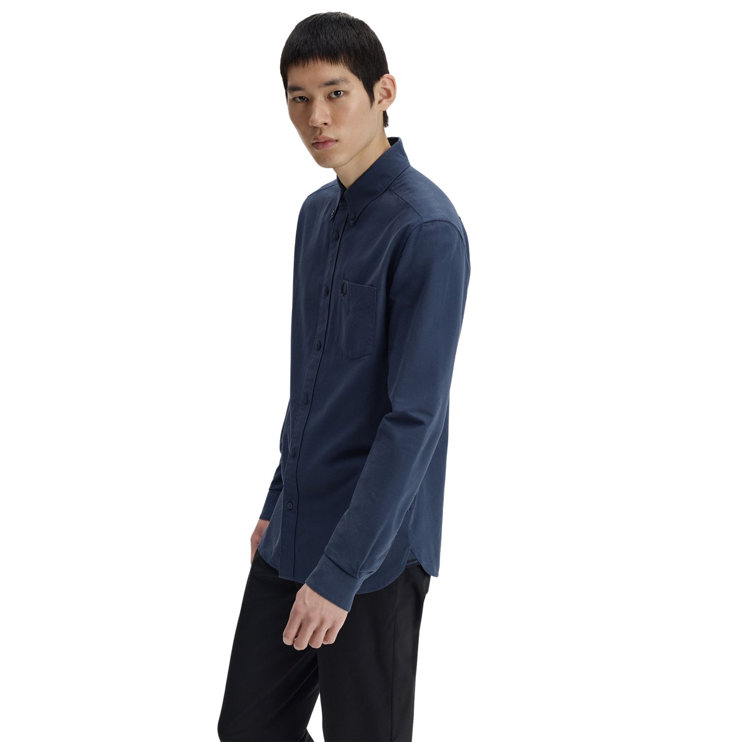 Camisa de manga comprida para homem Fred Perry Oxford em Dark Airforce. Foto a 3/4, vestida.