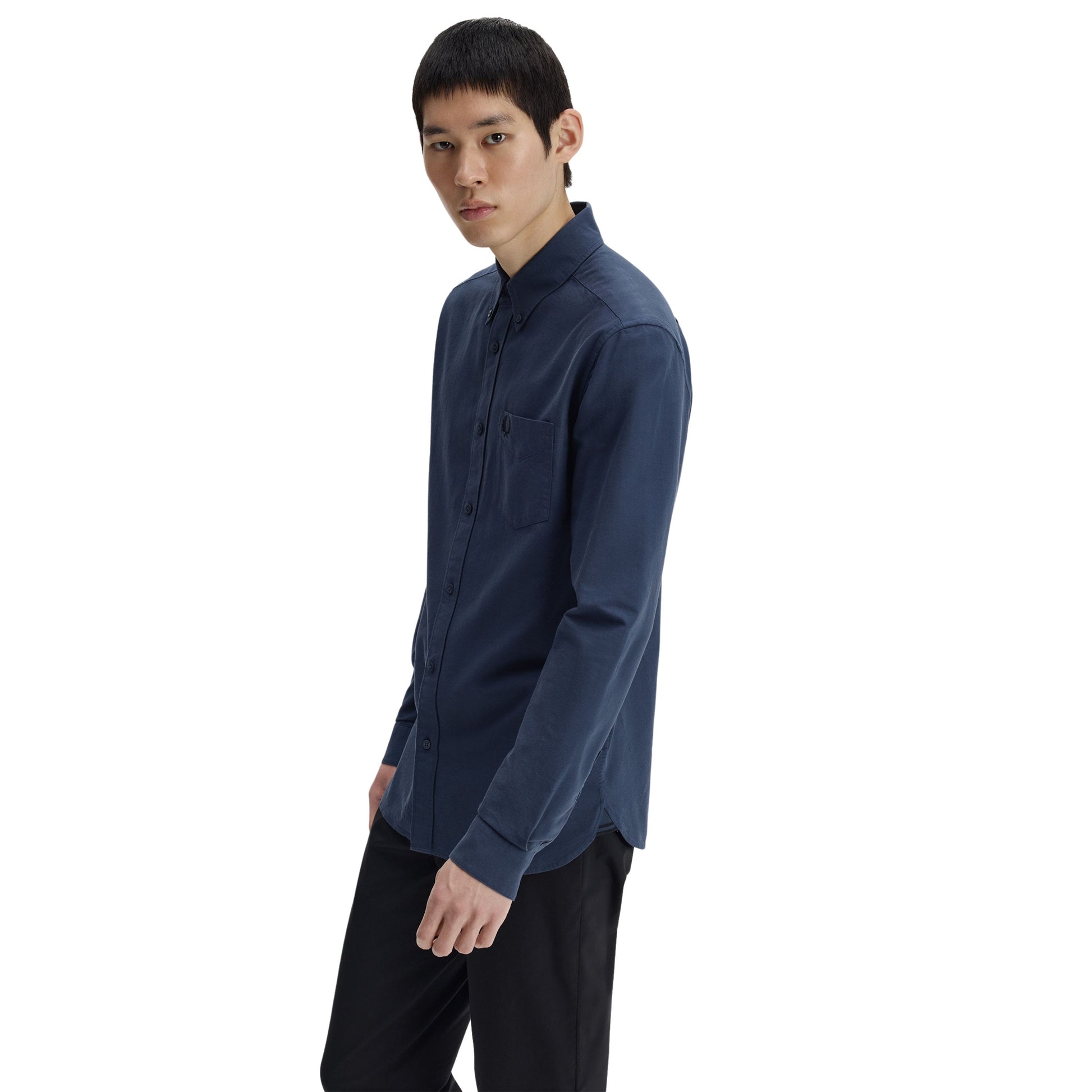 Camisa de manga comprida para homem Fred Perry Oxford em Dark Airforce. Foto a 3/4, vestida.