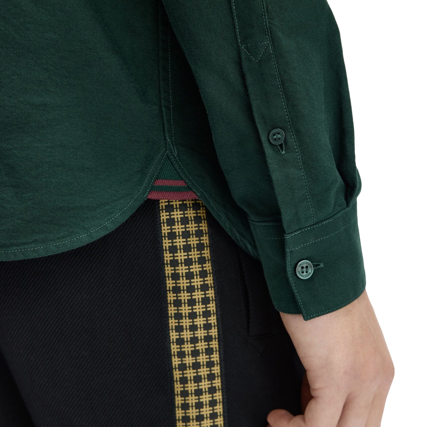 Camisa de manga comprida para homem Fred Perry Oxford em Grassroots. Foto da parte da frente, vestida.