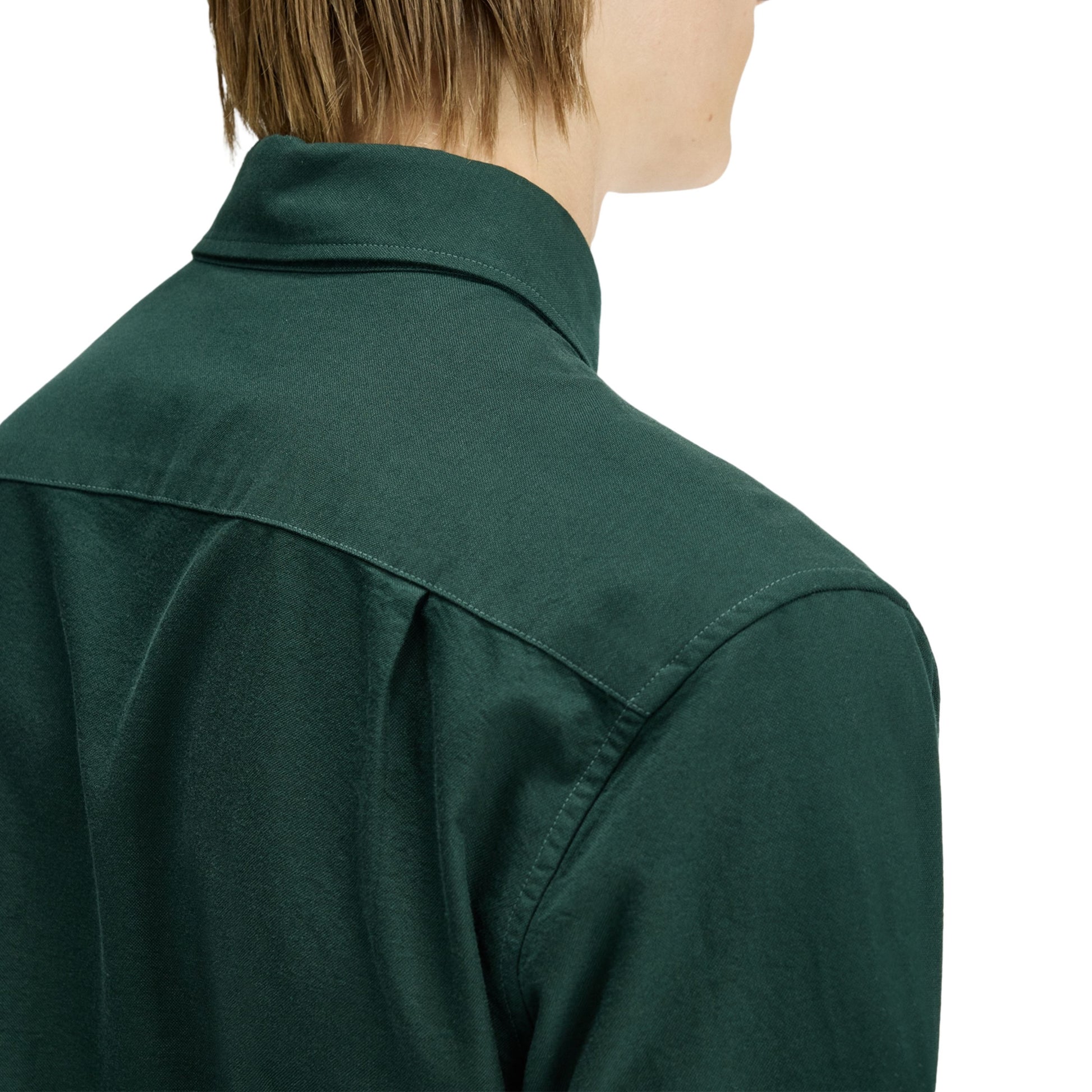 Camisa de manga comprida para homem Fred Perry Oxford em Grassroots. Foto de detalhe da parte de trás, vestida.