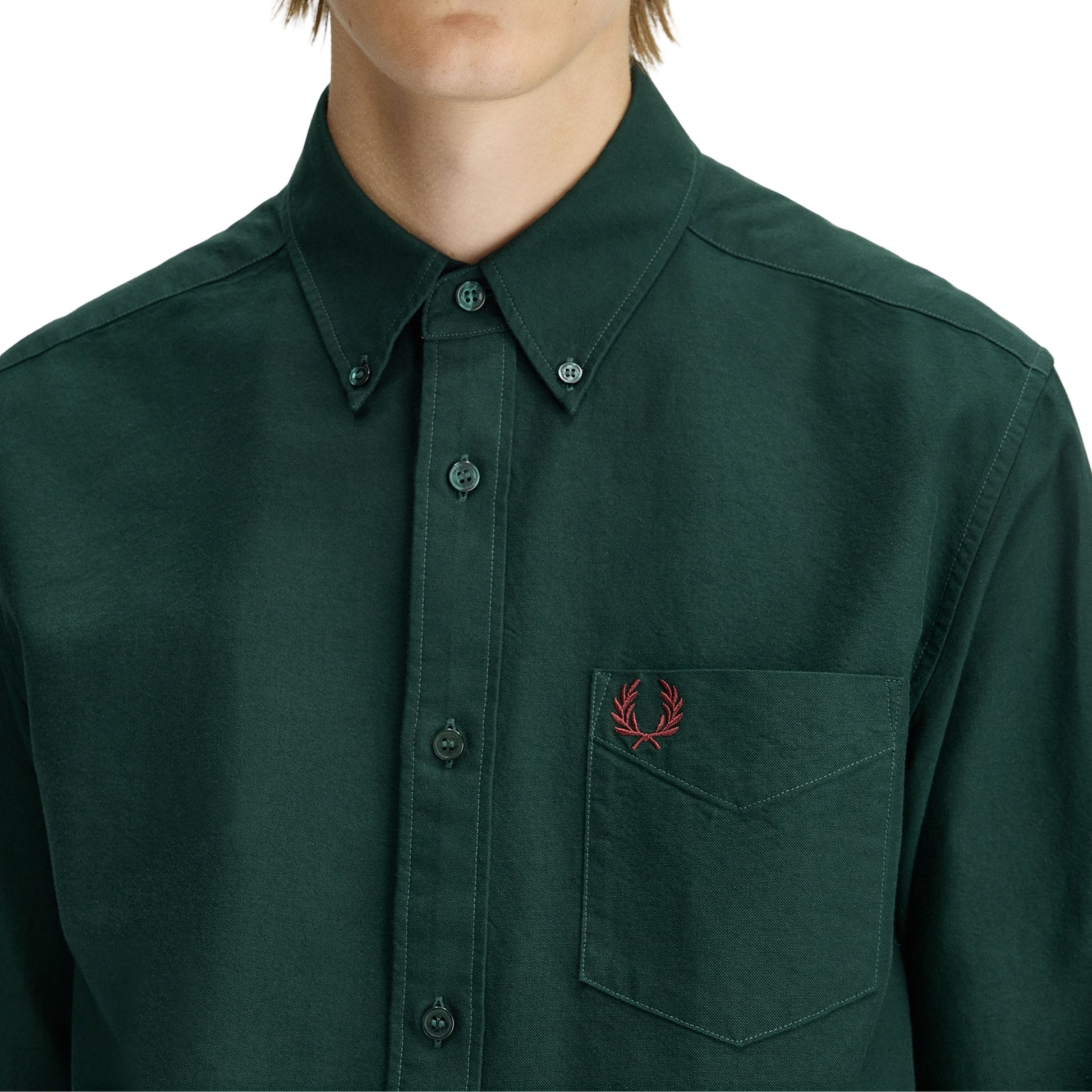 Camisa de manga comprida para homem Fred Perry Oxford em Grassroots. Foto de detalhe da parte da frente, vestida.