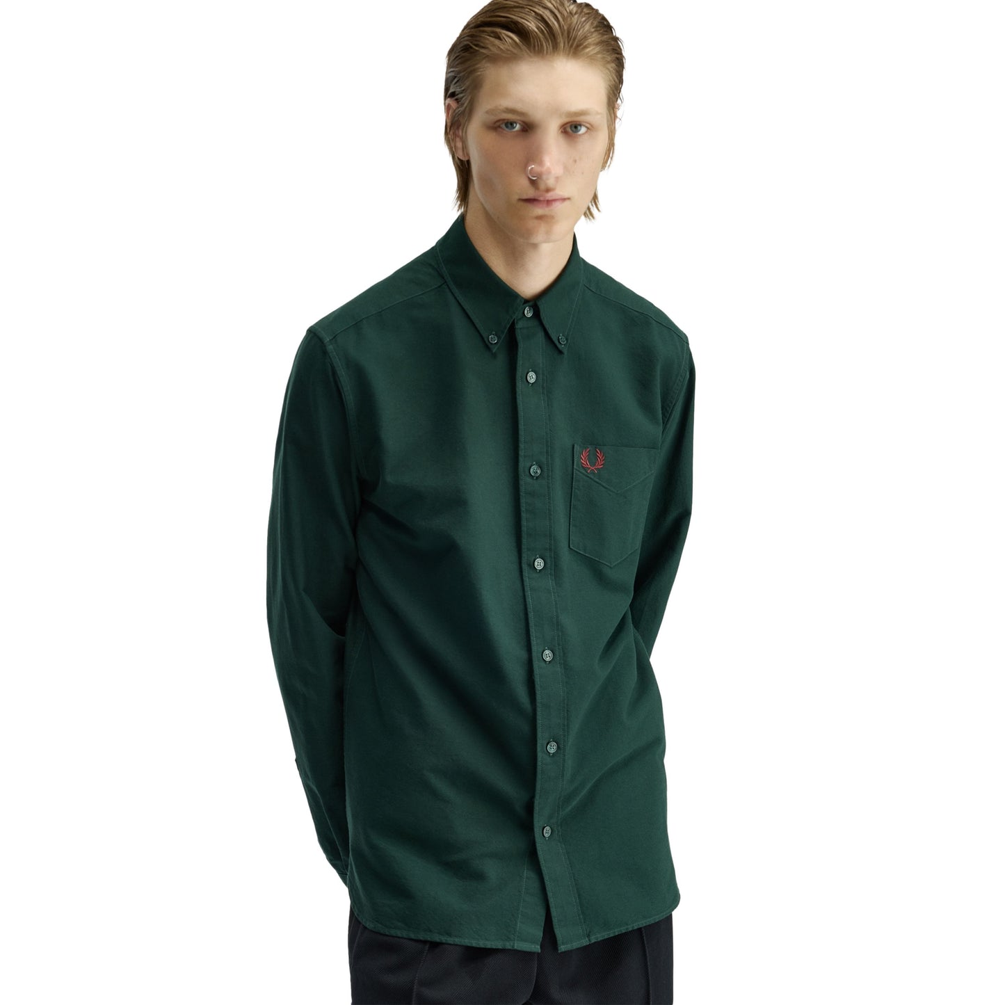Camisa de manga comprida para homem Fred Perry Oxford em Grassroots. Foto da parte da frente, vestida.