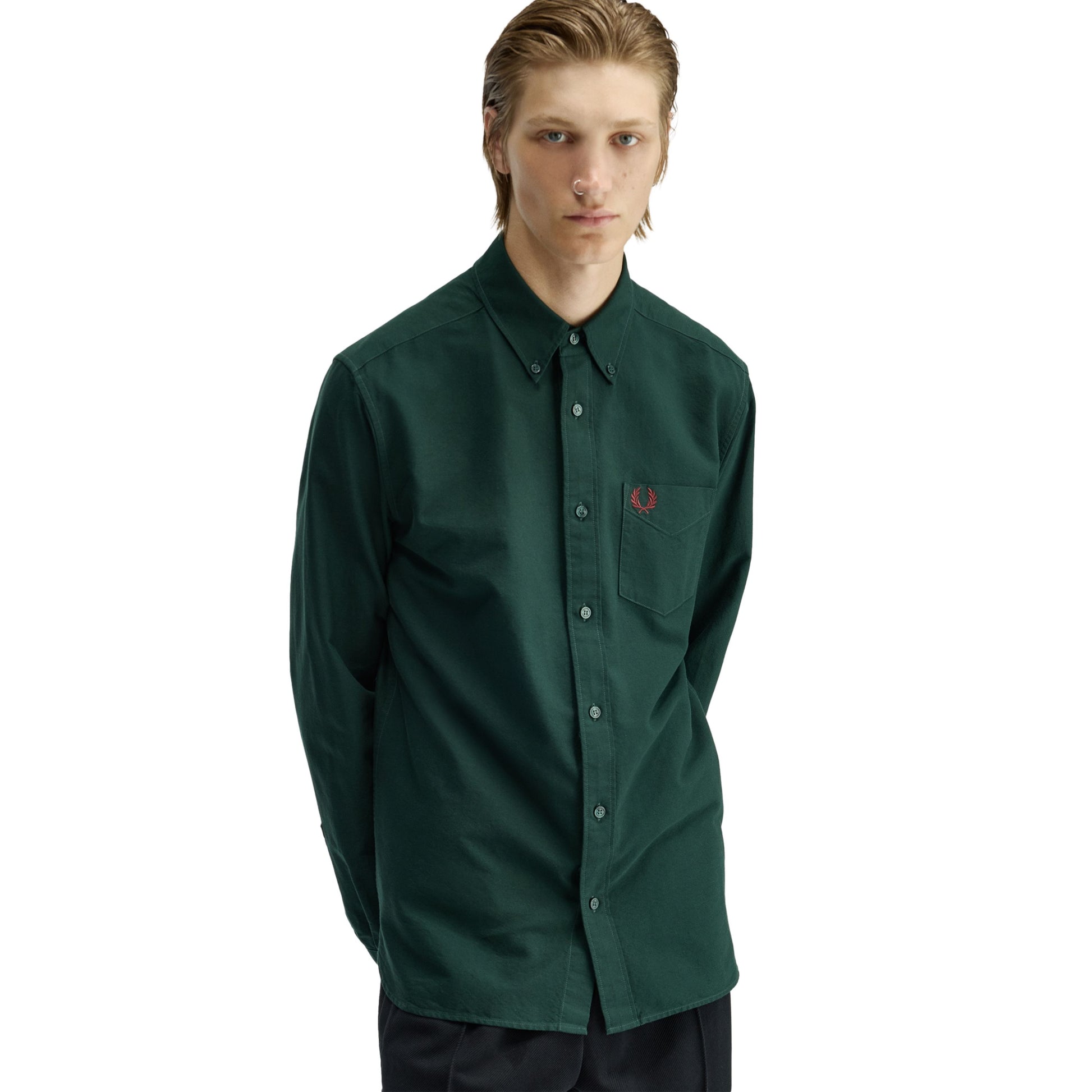 Camisa de manga comprida para homem Fred Perry Oxford em Grassroots. Foto da parte da frente, vestida.