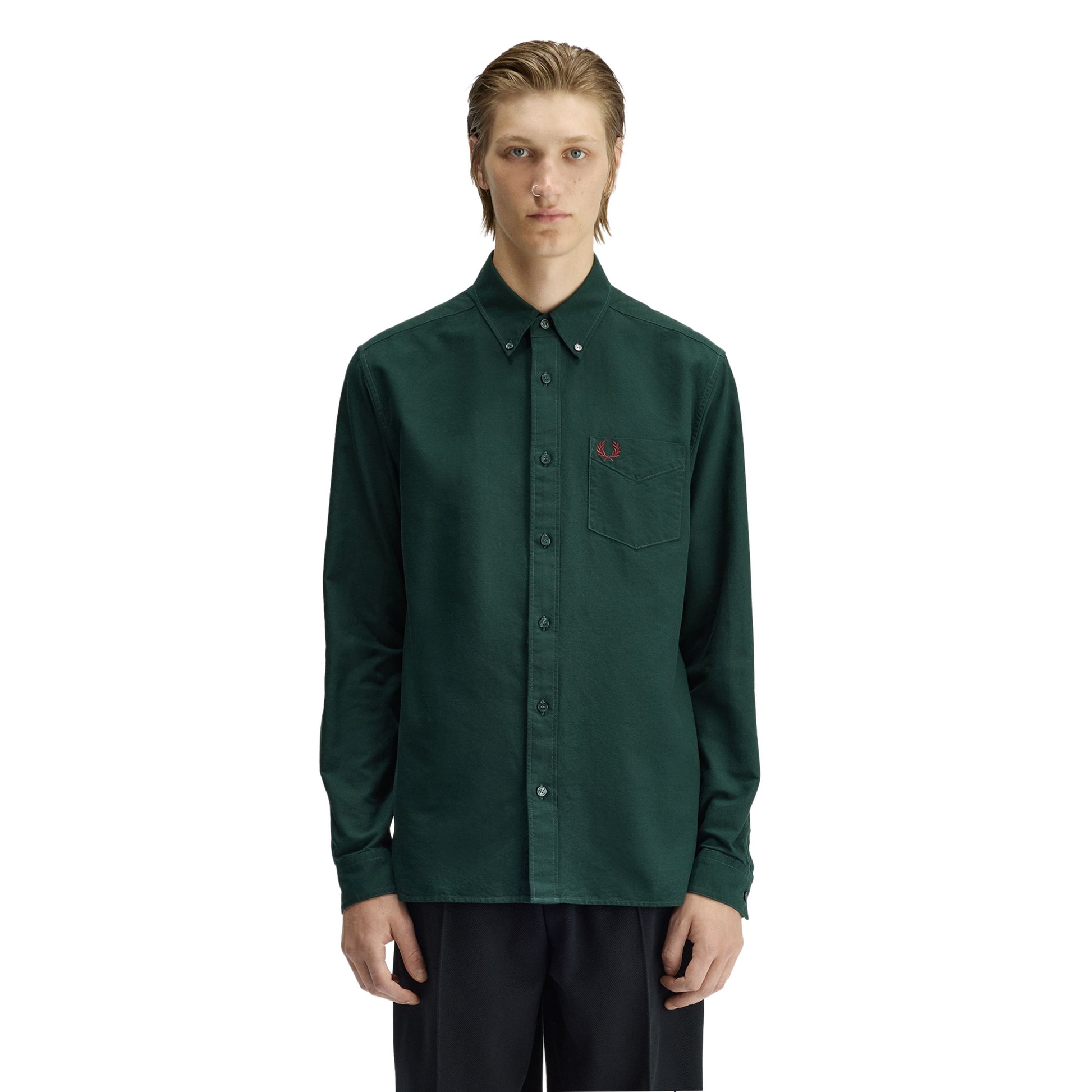 Camisa de manga comprida para homem Fred Perry Oxford em Grassroots. Foto da parte da frente, vestida.