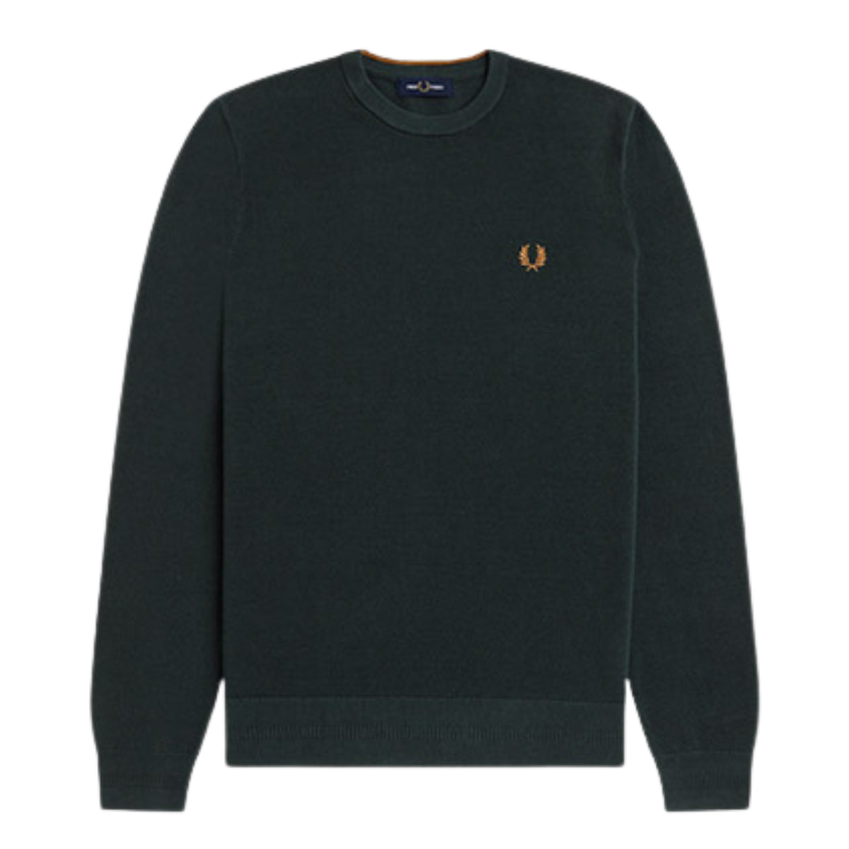 Camisola de malha para homem Fred Perry Pique Stitch Jumper em Night Green — flat lay de frente, malha piqué verde-escuro Night Green, gola redonda canelada com interior dourado visível, logo laurel wreath bordado a dourado no peito esquerdo, etiqueta Fred Perry na gola, mangas compridas com punhos canelados, barra canelada, fundo branco.