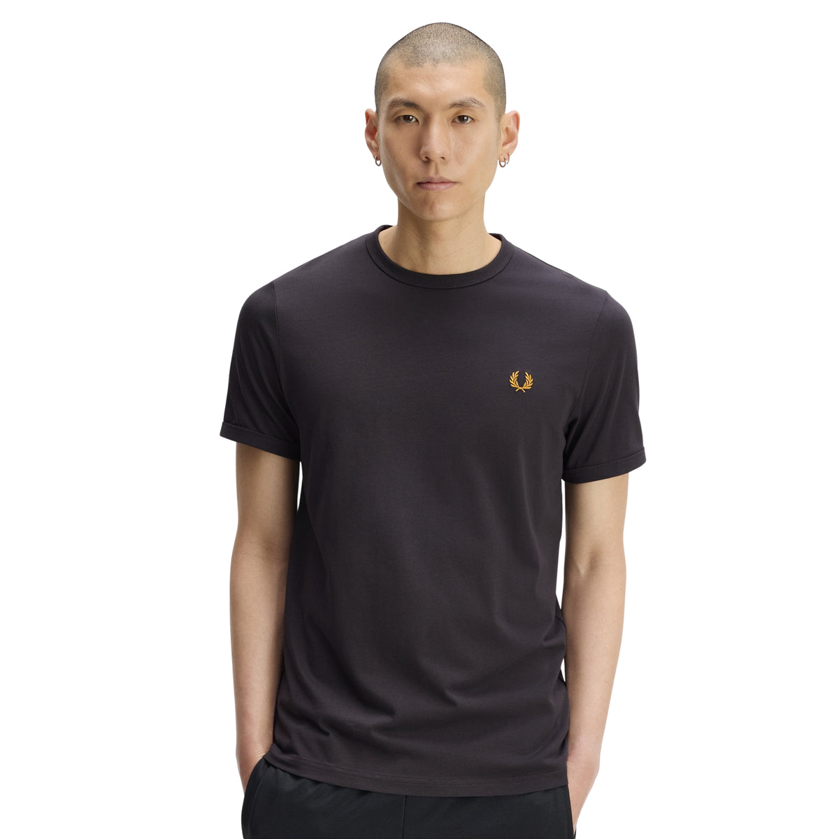 T-shirt de manga curta para homem Fred Perry Ringer T-Shirt em Anchor Grey — modelo masculino de frente, corpo inteiro, jersey cinzento carvão Anchor Grey, gola redonda canelada em contraste escuro, logo laurel wreath bordado a dourado no peito esquerdo, regular fit, calças pretas, fundo branco.