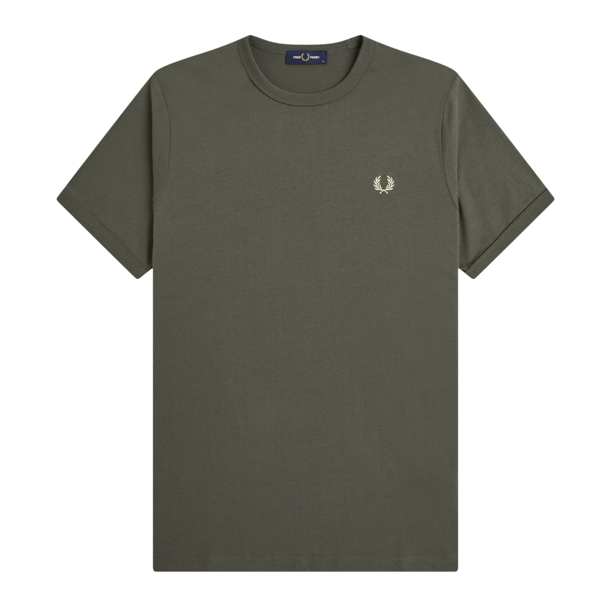 T-shirt de manga curta para homem Fred Perry Ringer T-Shirt em Field Green — flat lay de frente, jersey verde-musgo Field Green, gola redonda canelada em contraste escuro, logo laurel wreath bordado a creme no peito esquerdo, etiqueta Fred Perry azul-marinho na gola visível, manga curta com punho dobrado, barra direita, fundo branco.