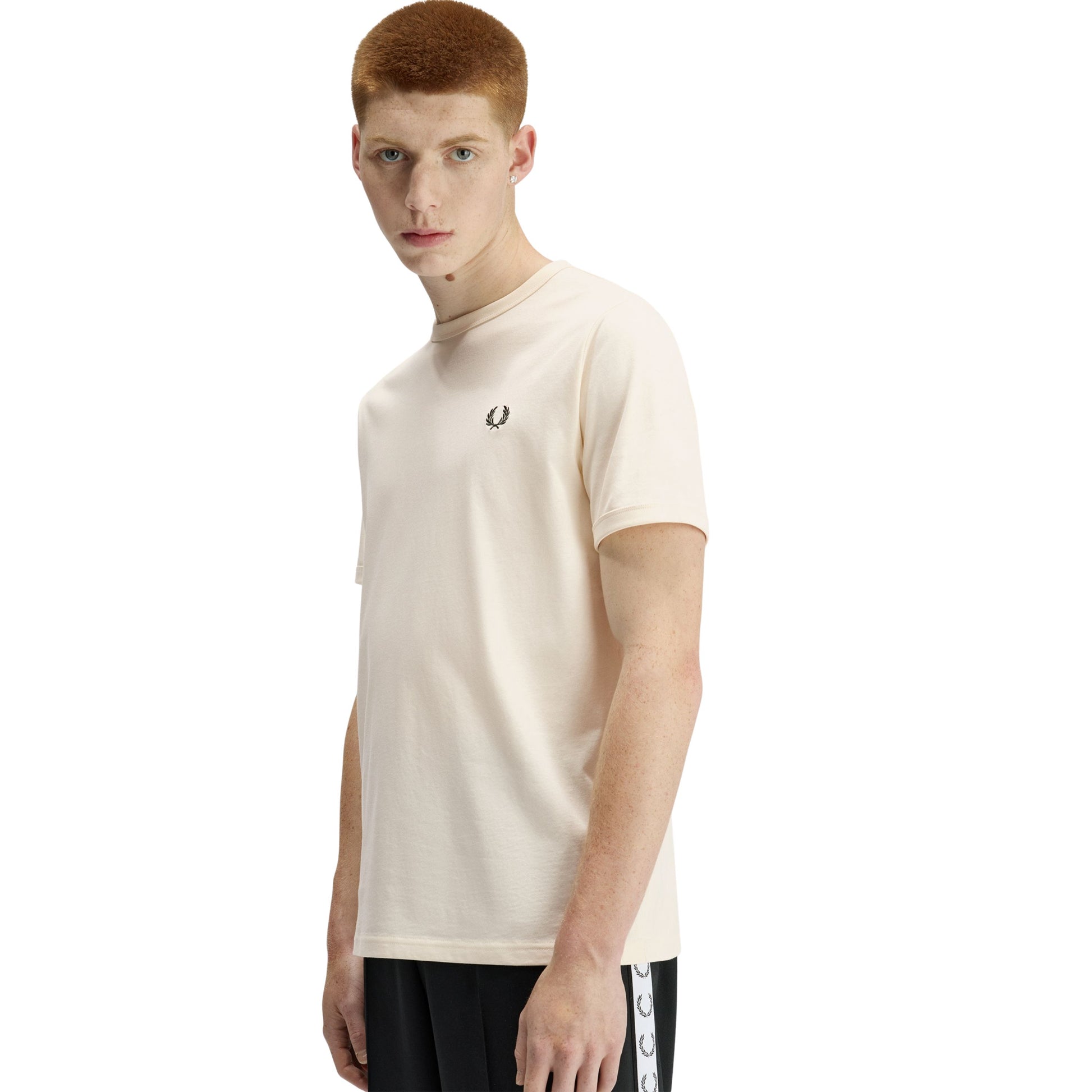T-Shirt de manga curta para homem Fred Perry Ringer em Ecru. Foto da parte da frente, vestido.