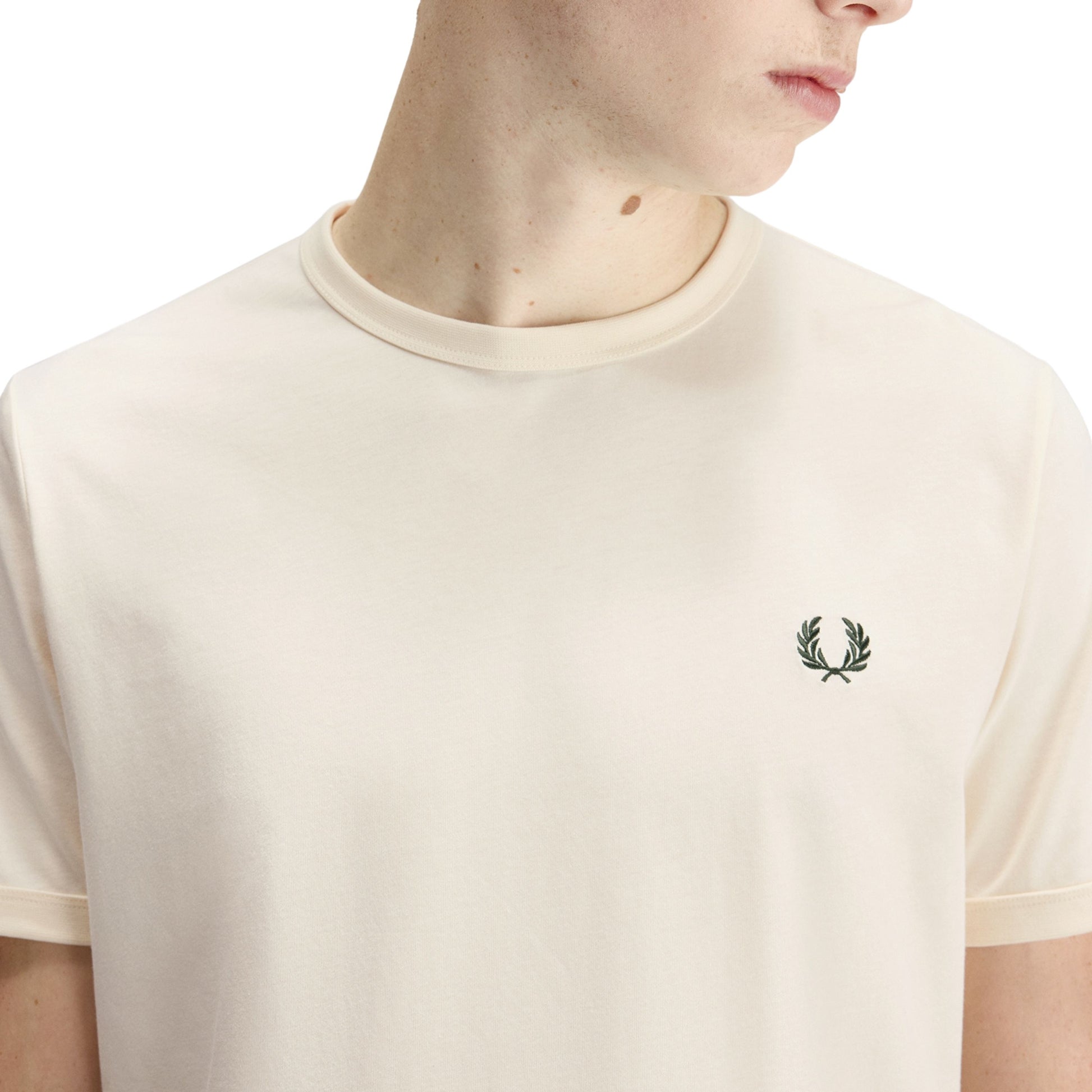 T-Shirt de manga curta para homem Fred Perry Ringer em Ecru. Foto de detalhe da parte da frente, vestido.