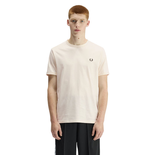 T-Shirt de manga curta para homem Fred Perry Ringer em Ecru. Foto da parte da frente, vestido.