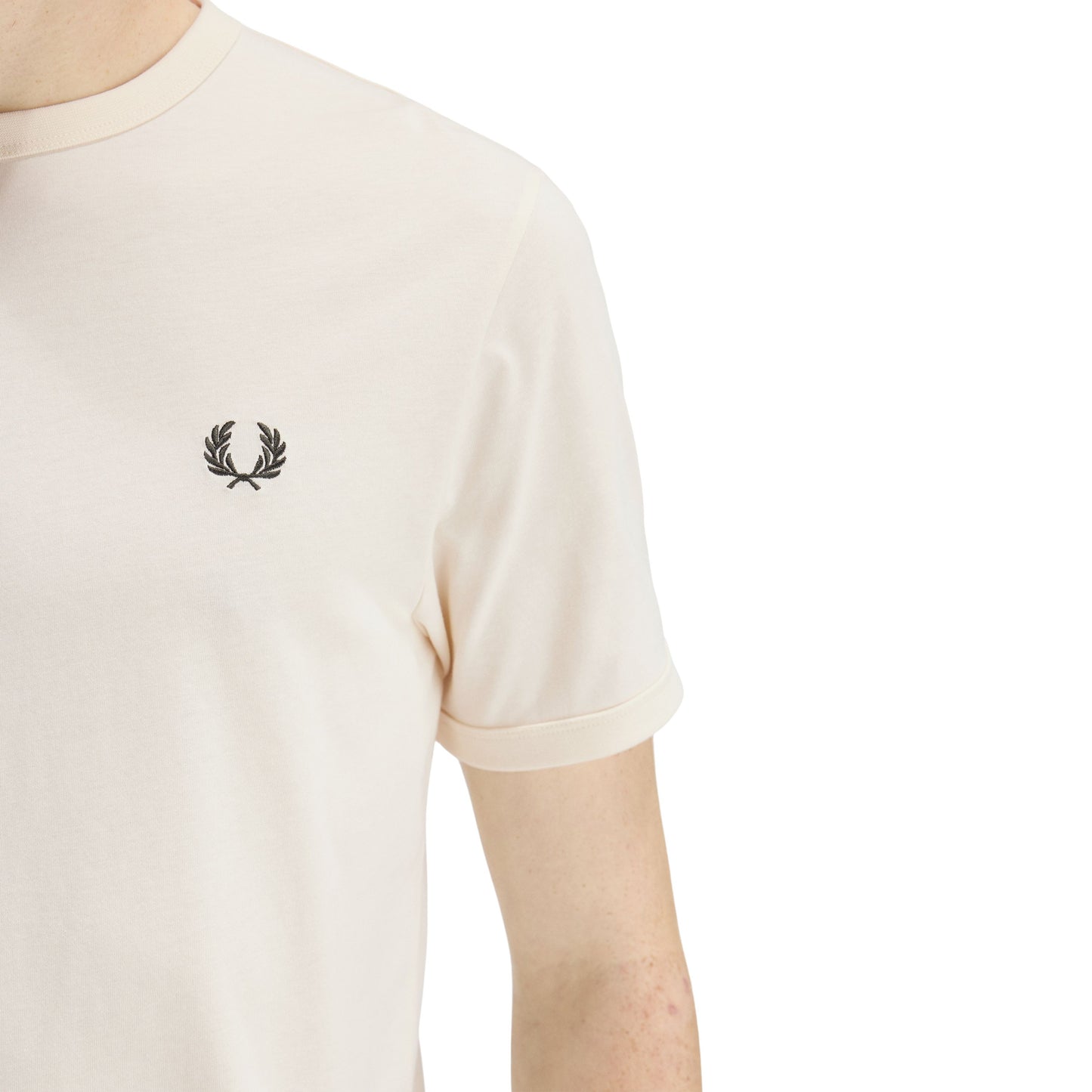 T-Shirt de manga curta para homem Fred Perry Ringer em Ecru. Foto de detalhe da parte da frente, vestido.