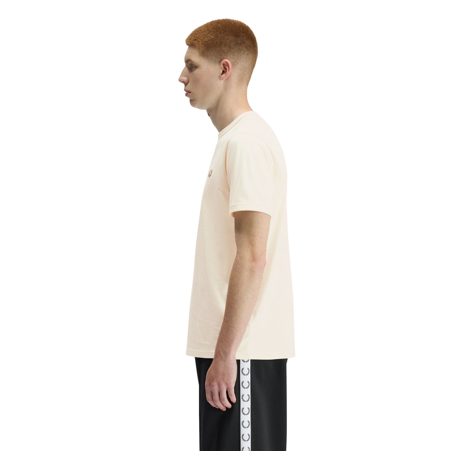 T-Shirt de manga curta para homem Fred Perry Ringer em Ecru. Foto da lateral, vestido.