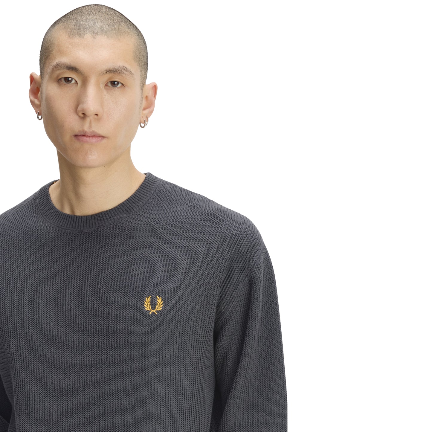 Camisola de malha para homem Fred Perry Textured em Anchor Grey. Foto da parte da frente, vestida.