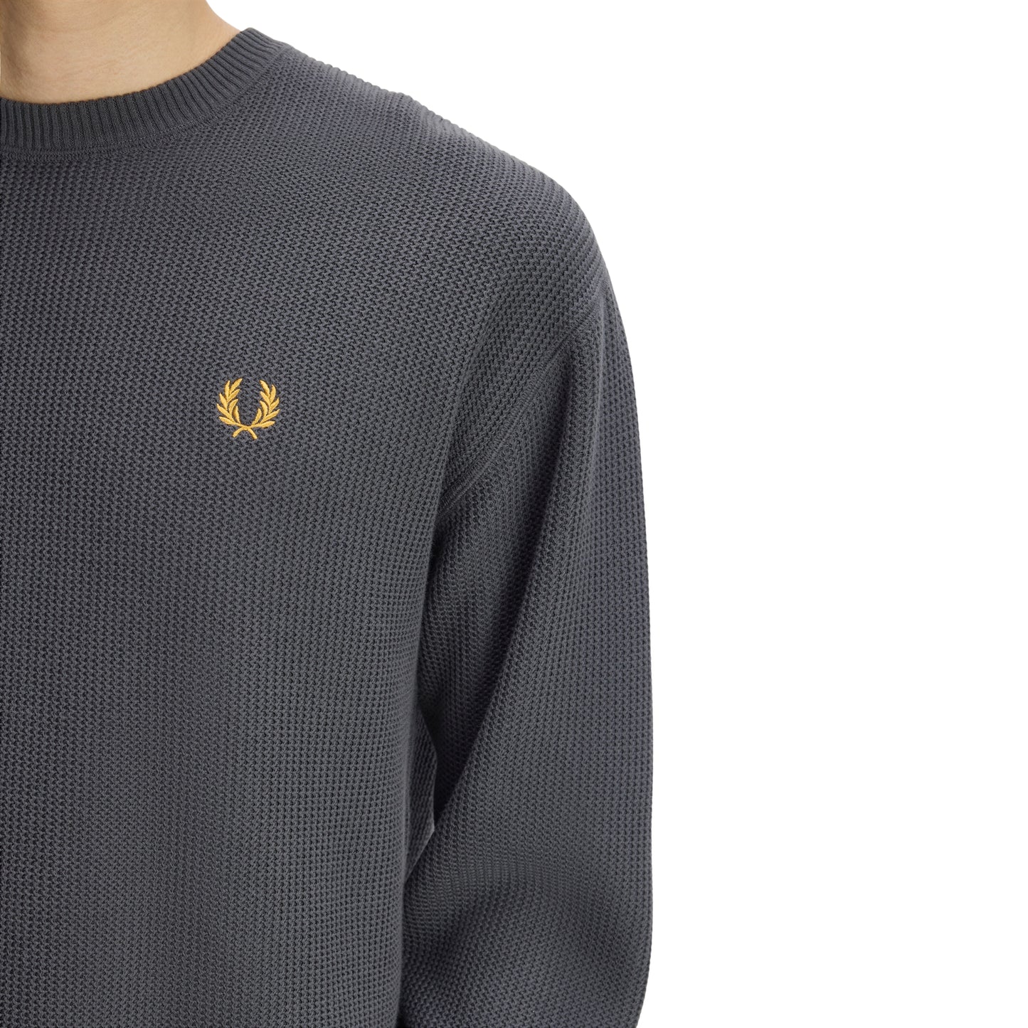 Camisola de malha para homem Fred Perry Textured em Anchor Grey. Foto de detalhe da parte da frente, vestida.
