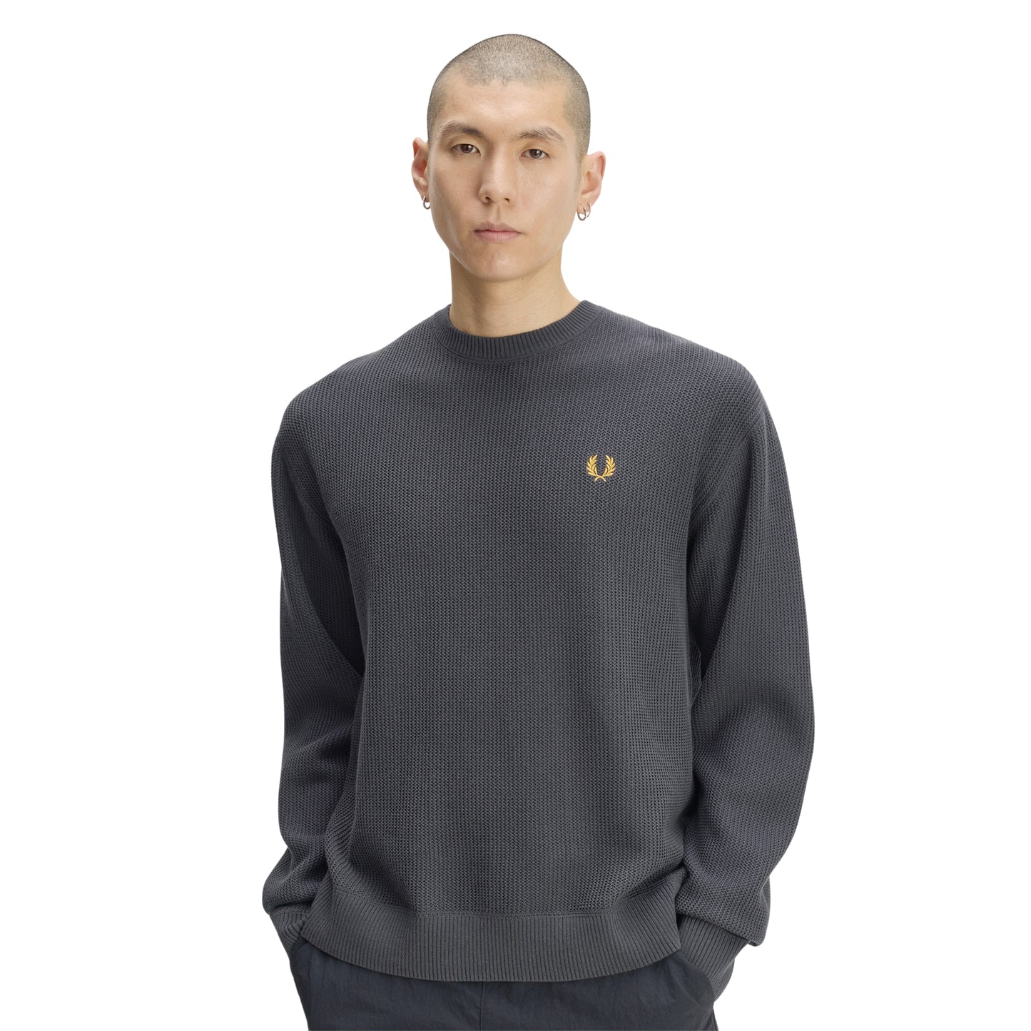 Camisola de malha para homem Fred Perry Textured em Anchor Grey. Foto da parte da frente, vestida.