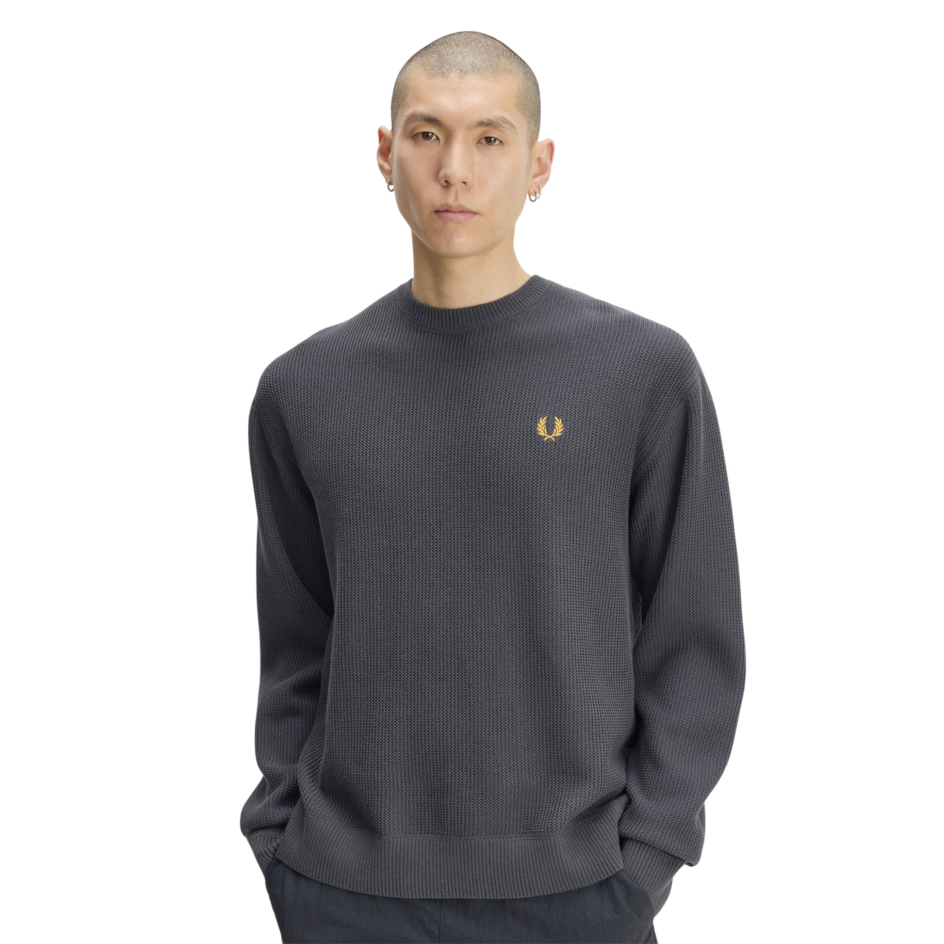 Camisola de malha para homem Fred Perry Textured em Anchor Grey. Foto da parte da frente, vestida.