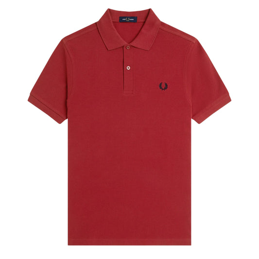 Polo de manga curta para homem Fred Perry em Vermelho Burnt/Azul Marinho. Foto da parte da frente.