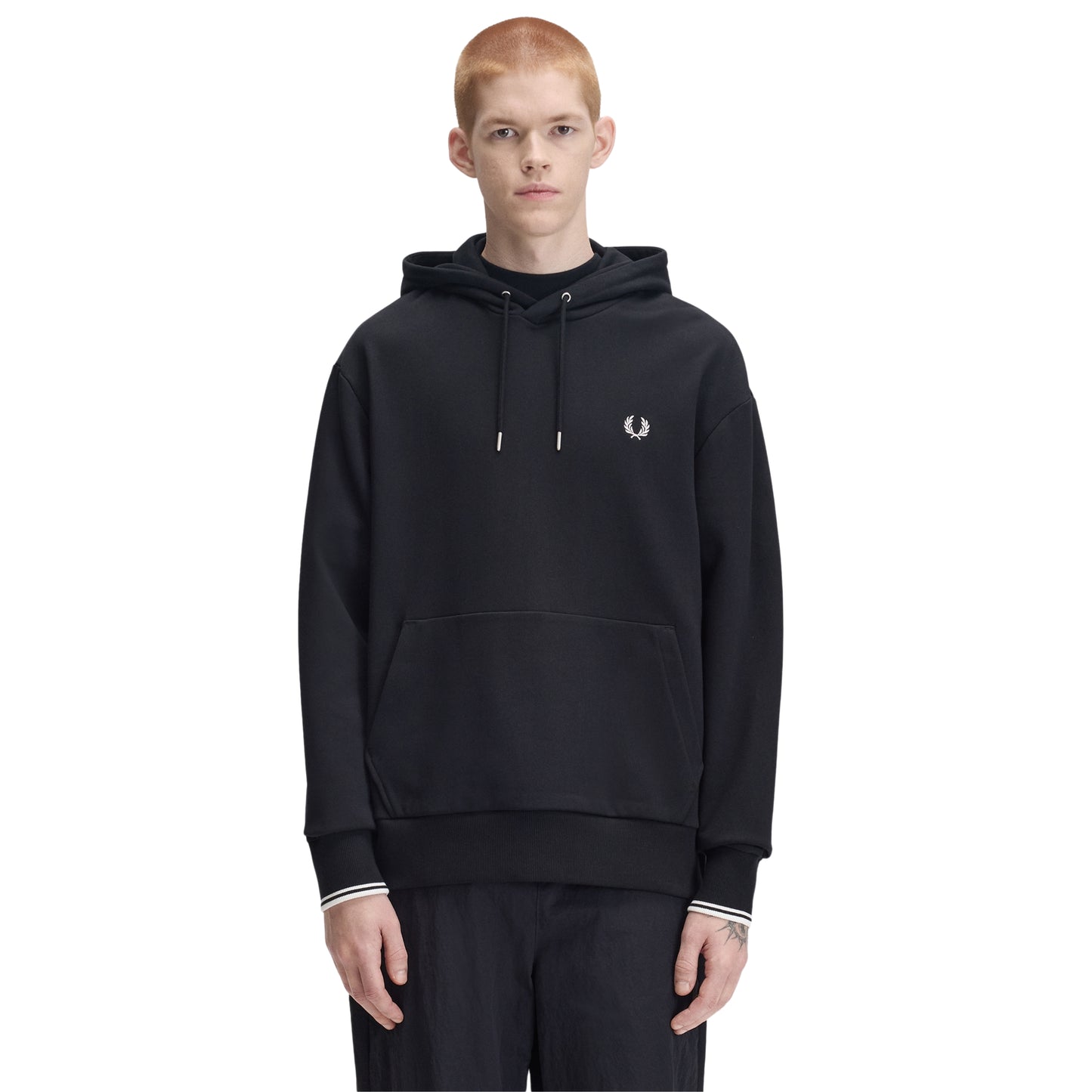 Sweat com carapuço Fred Perry Tipped Hooded Sweatshirt em Black — vista frontal com modelo, meio corpo, capota com cordões, bordado Laurel Wreath no peito esquerdo, twin tipping nos punhos visível.

