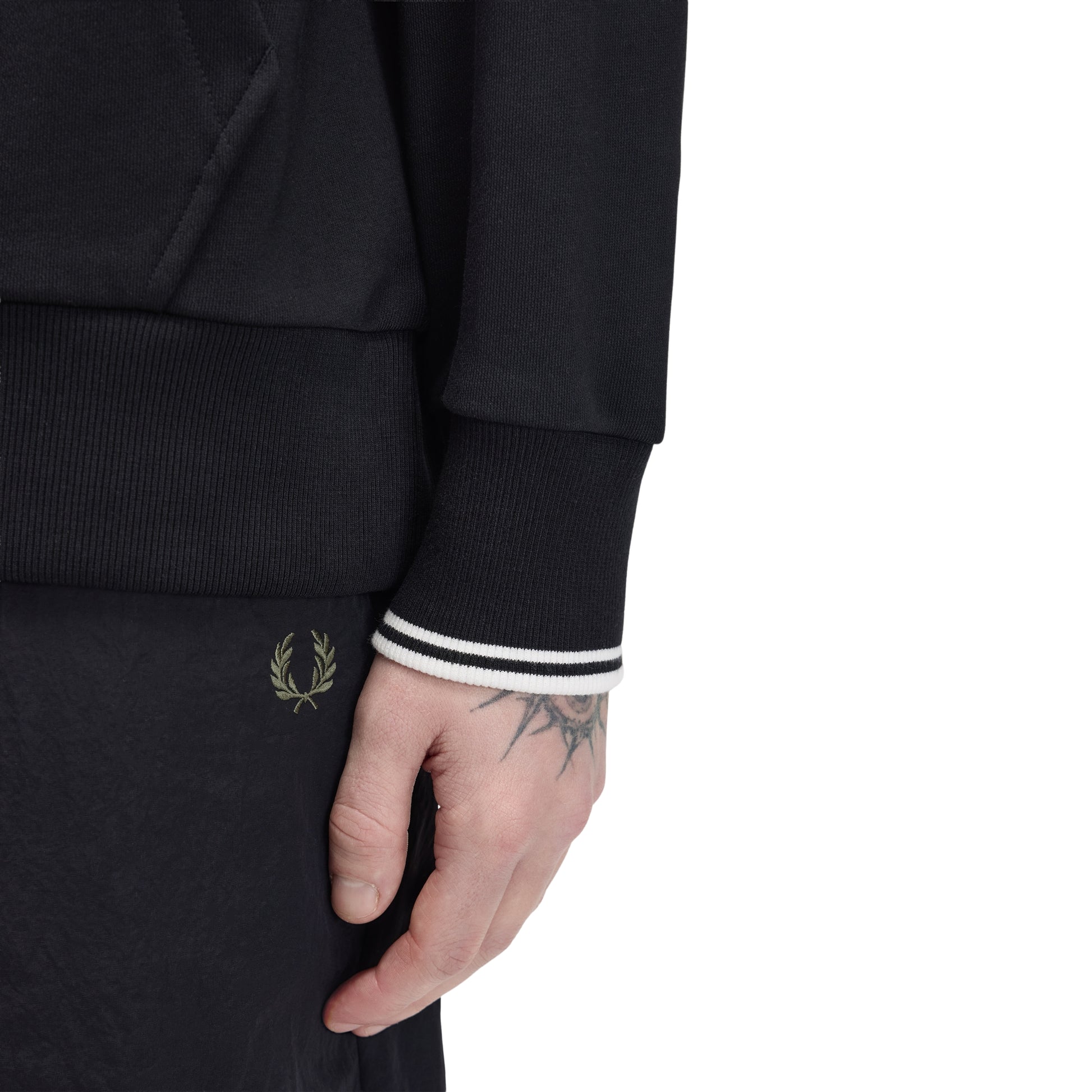 Sweat com carapuço Fred Perry Tipped Hooded Sweatshirt em Black — produto sem modelo, vista traseira, costas limpas, capota e nervuras na parte inferior com twin tipping nos punhos visíveis.