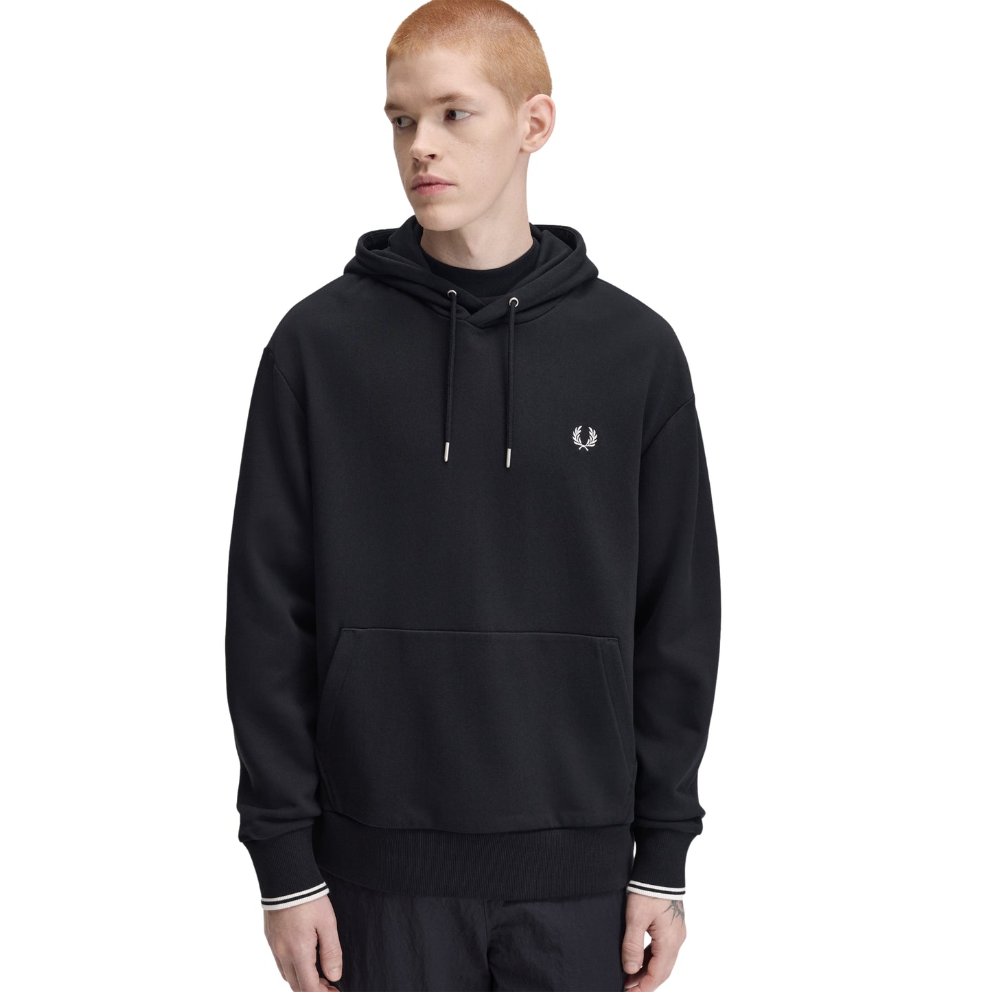 Sweat com carapuço Fred Perry Tipped Hooded Sweatshirt em Black — vista lateral com modelo, corpo inteiro, perfil da capota e twin tipping nos punhos visíveis.
