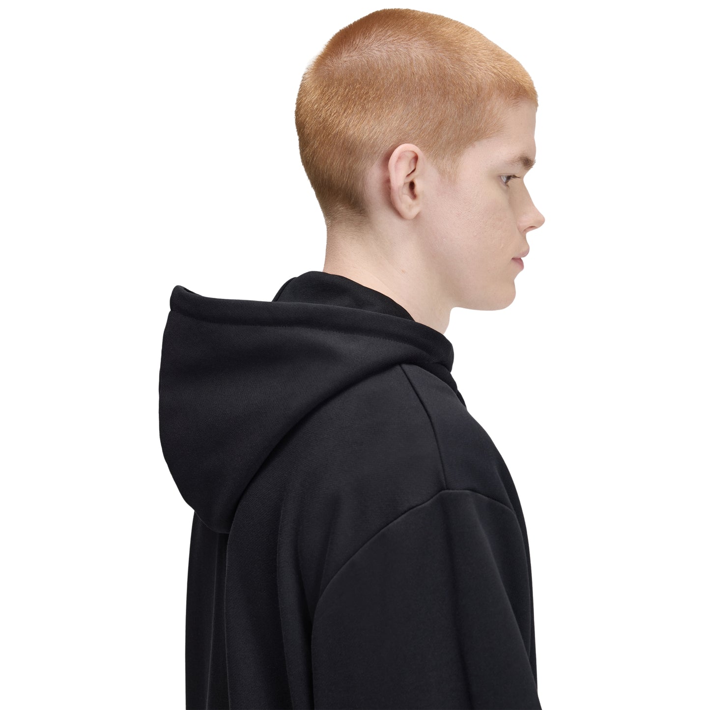 Sweat com carapuço Fred Perry Tipped Hooded Sweatshirt em Black — detalhe do punho com twin tipping na proporção 5-4-4 e bordado Laurel Wreath no peito esquerdo, close-up com modelo.