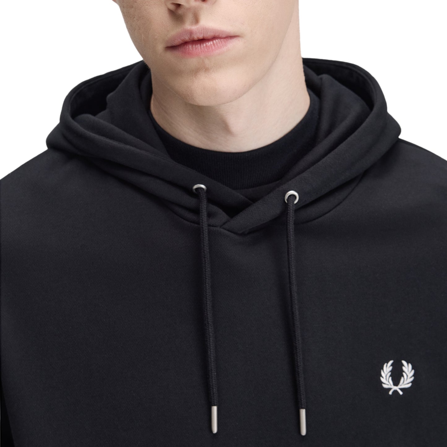 Sweat com carapuço Fred Perry Tipped Hooded Sweatshirt em Black — produto sem modelo, vista frontal, capota com cordões, bolso canguru, bordado Laurel Wreath no peito esquerdo e twin tipping nos punhos visíveis.