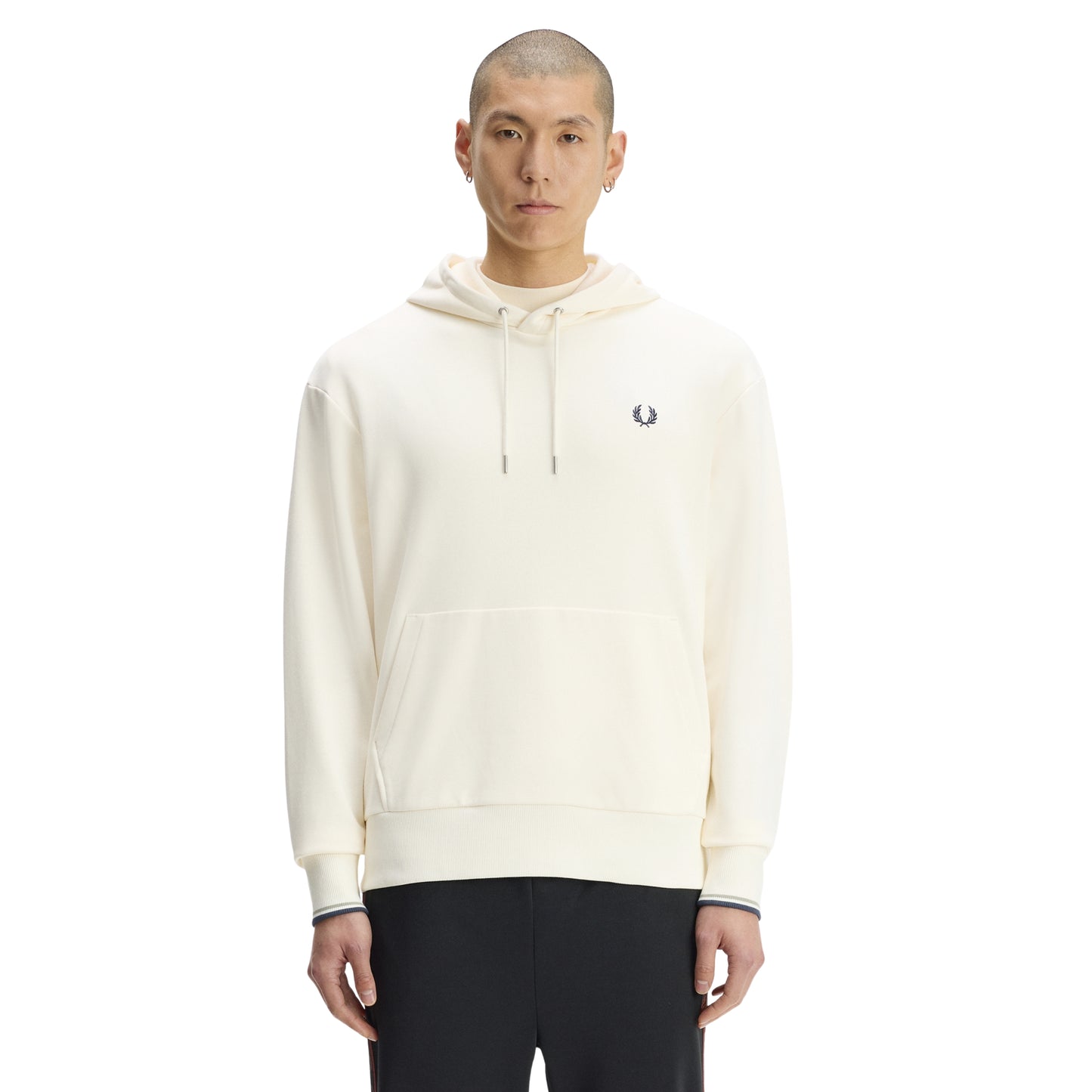 Sweat com carapuço Fred Perry Tipped Hooded Sweatshirt em Ecru — vista lateral com modelo, corpo inteiro, perfil da capota e twin tipping nos punhos visíveis.