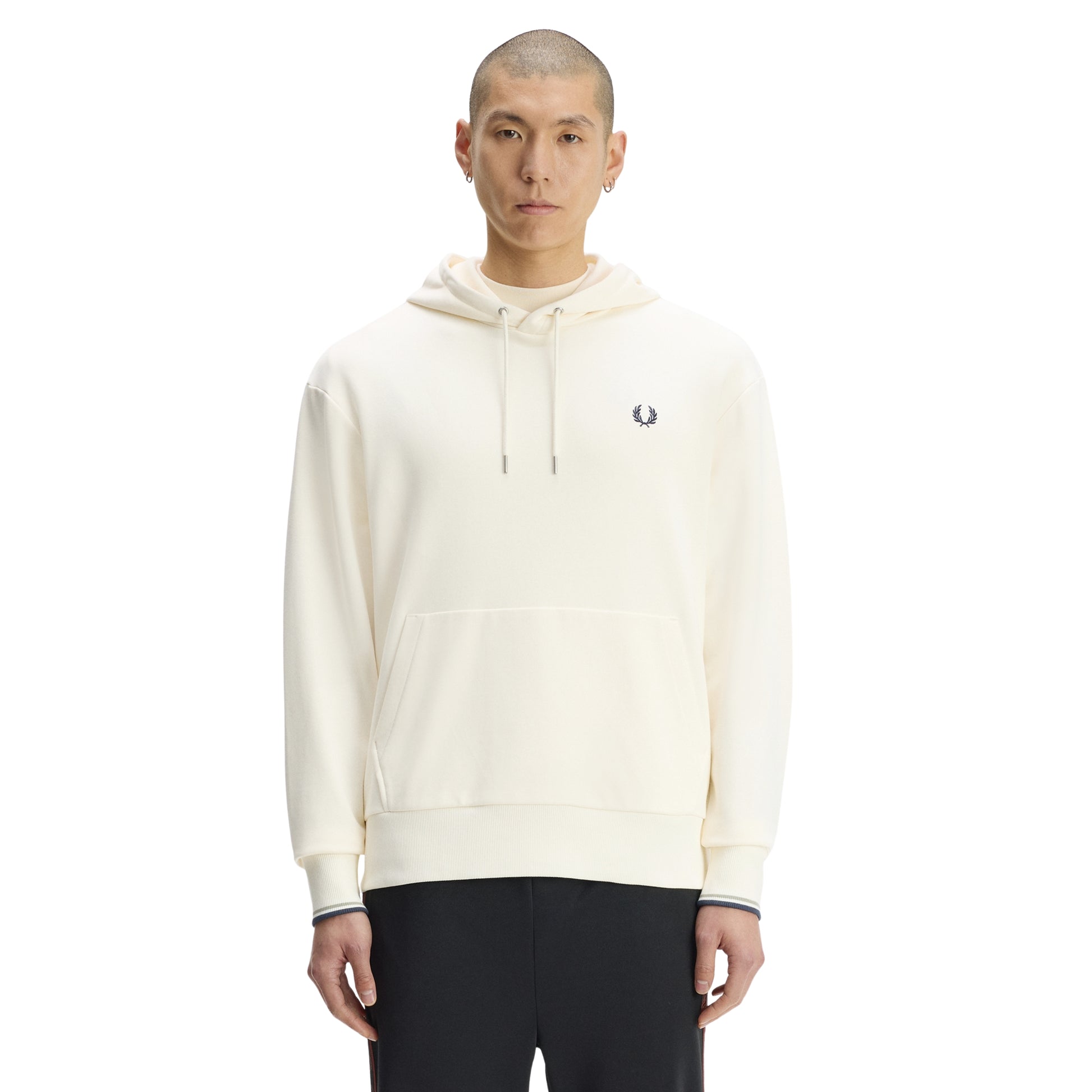 Sweat com carapuço Fred Perry Tipped Hooded Sweatshirt em Ecru — vista lateral com modelo, corpo inteiro, perfil da capota e twin tipping nos punhos visíveis.