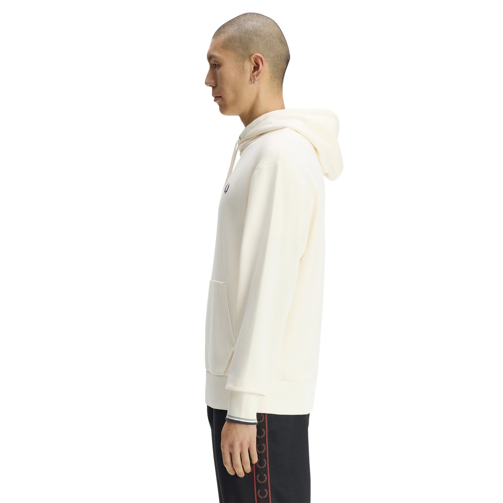 Sweat com carapuço Fred Perry Tipped Hooded Sweatshirt em Ecru — vista frontal com modelo, corpo inteiro, corte relaxed, bolso canguru e twin tipping nos punhos visíveis.