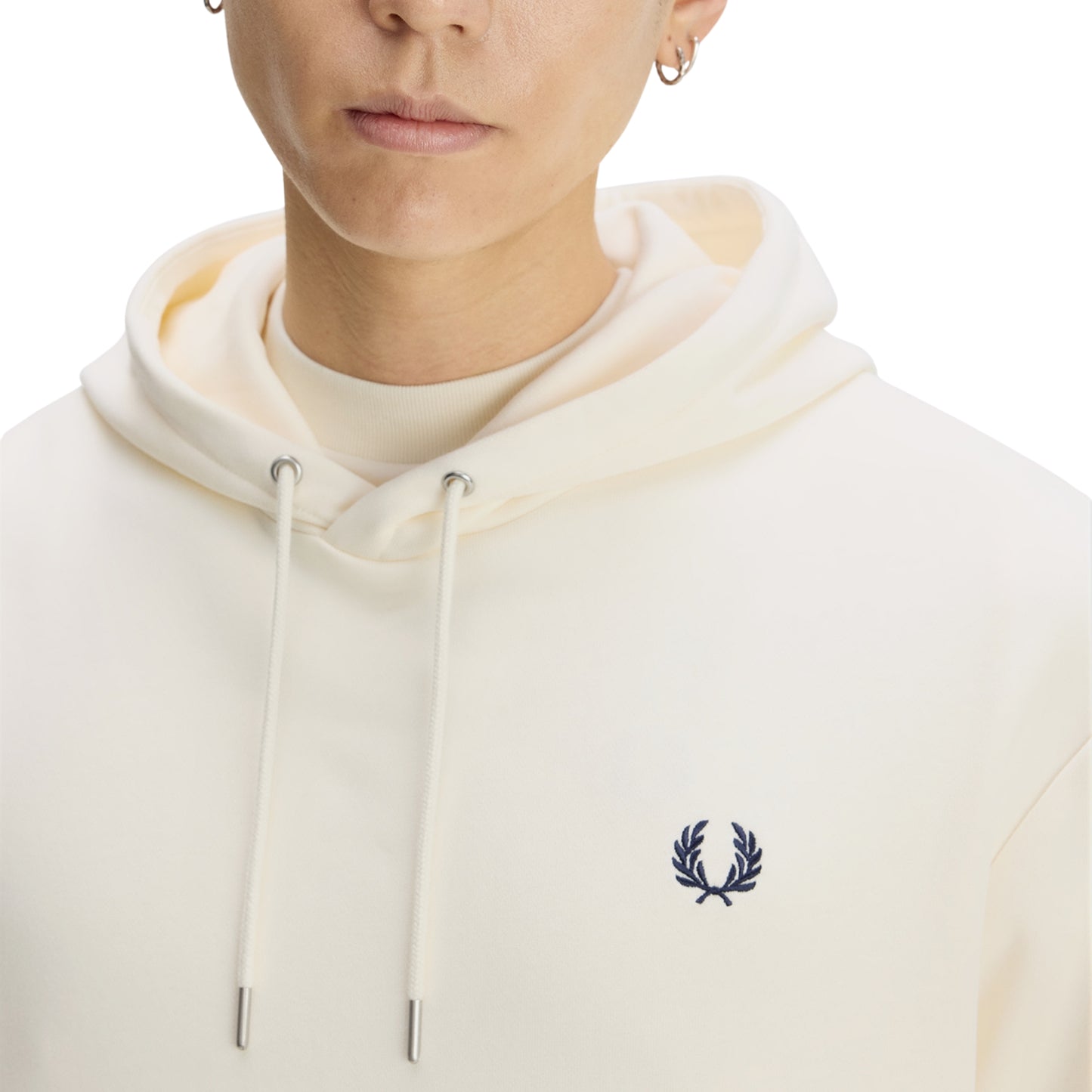 Sweat com carapuço Fred Perry Tipped Hooded Sweatshirt em Ecru — produto sem modelo, vista frontal, capota com cordões, bolso canguru, bordado Laurel Wreath no peito esquerdo e twin tipping nos punhos visíveis.