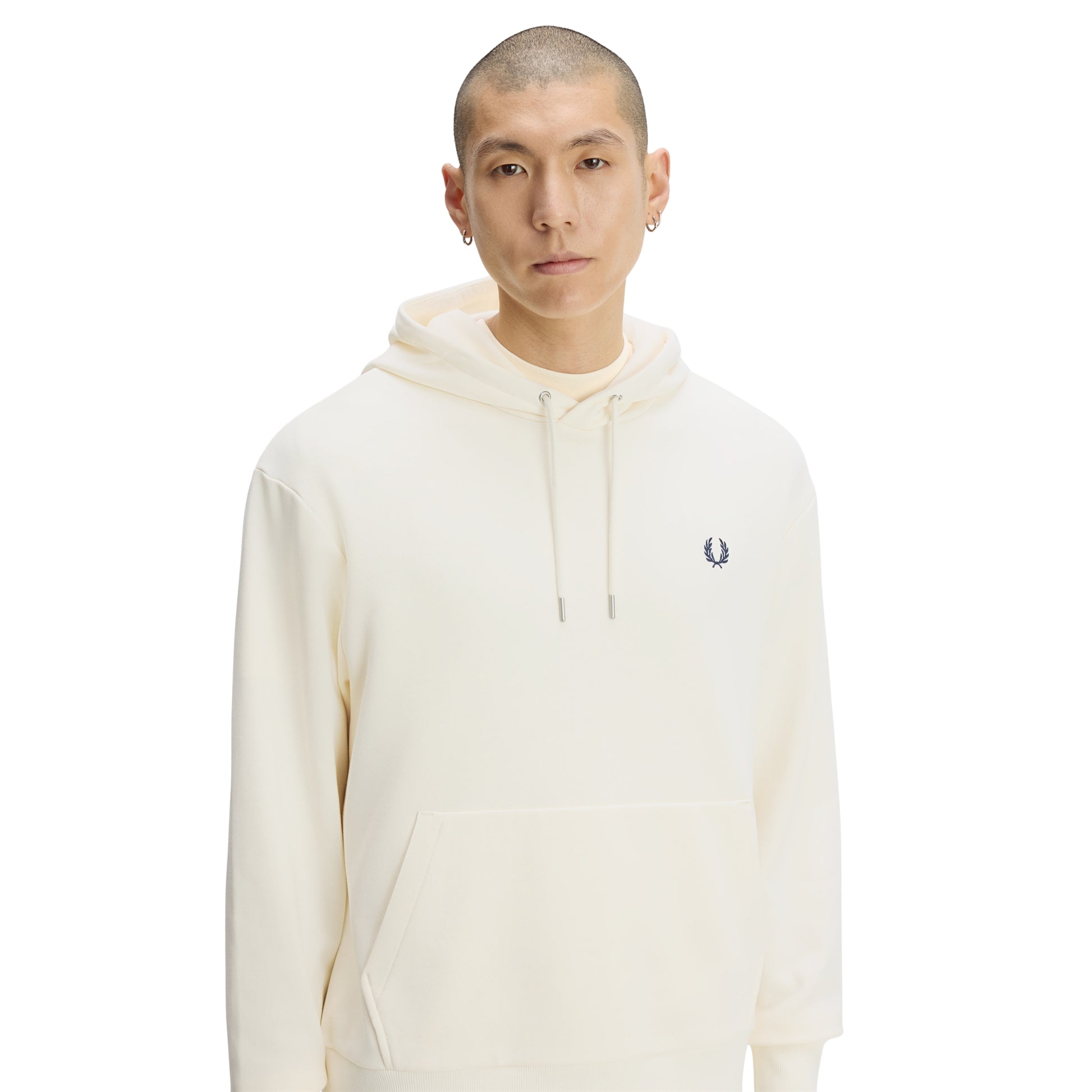 Sweat com carapuço Fred Perry Tipped Hooded Sweatshirt em Ecru — detalhe do punho com twin tipping na proporção 5-4-4 e bordado Laurel Wreath no peito esquerdo, close-up com modelo.