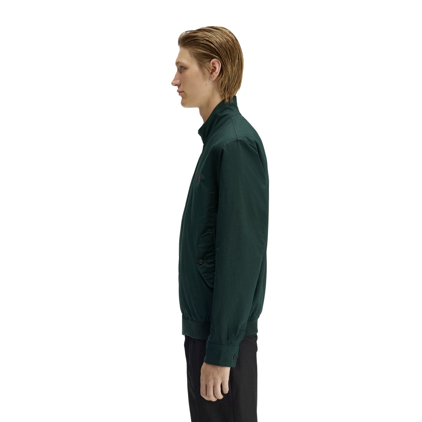 Casaco para homem Fred Perry Twill Harrington em Grassroots. Foto da parte lateral, vestido.