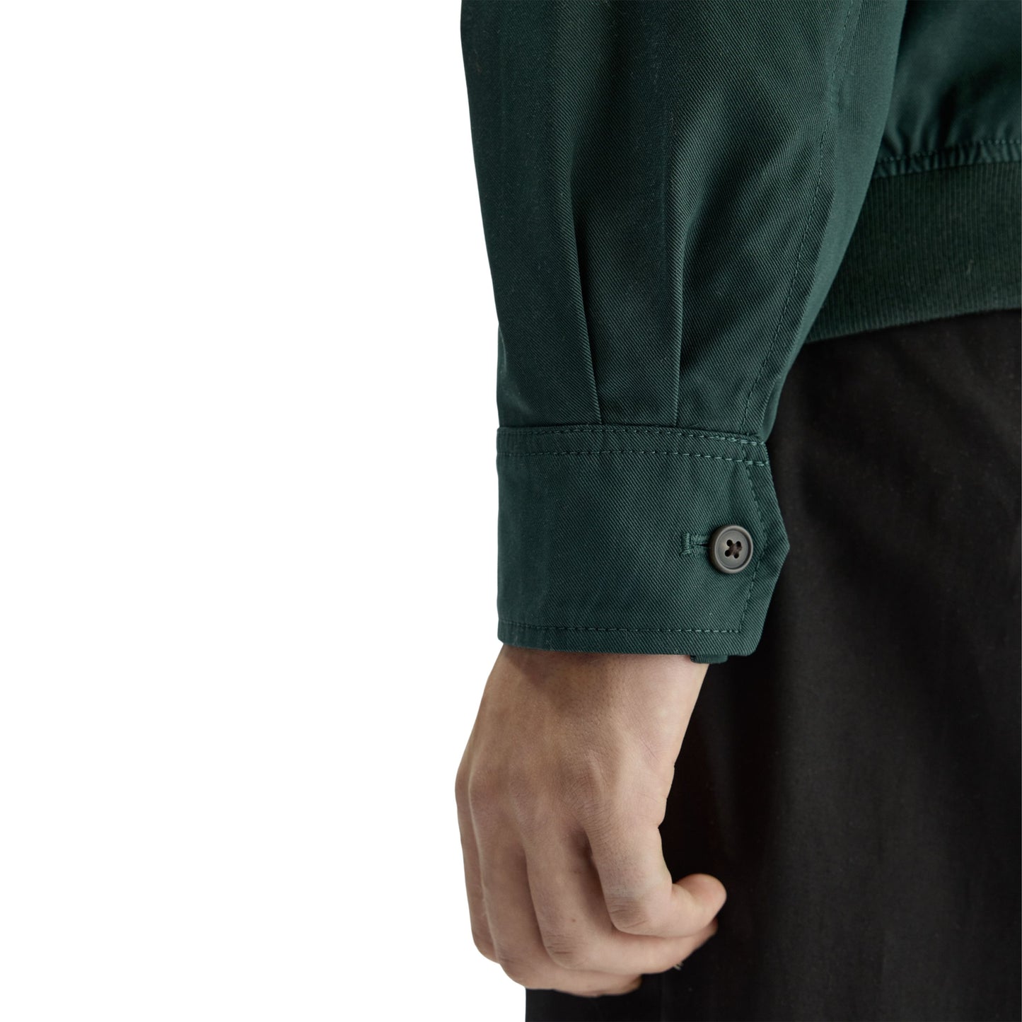 Casaco para homem Fred Perry Twill Harrington em Grassroots. Foto de detalhe da manga, vestido.