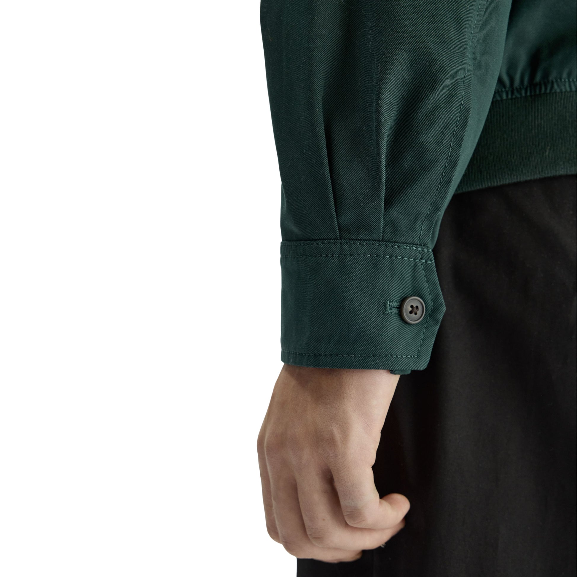 Casaco para homem Fred Perry Twill Harrington em Grassroots. Foto de detalhe da manga, vestido.