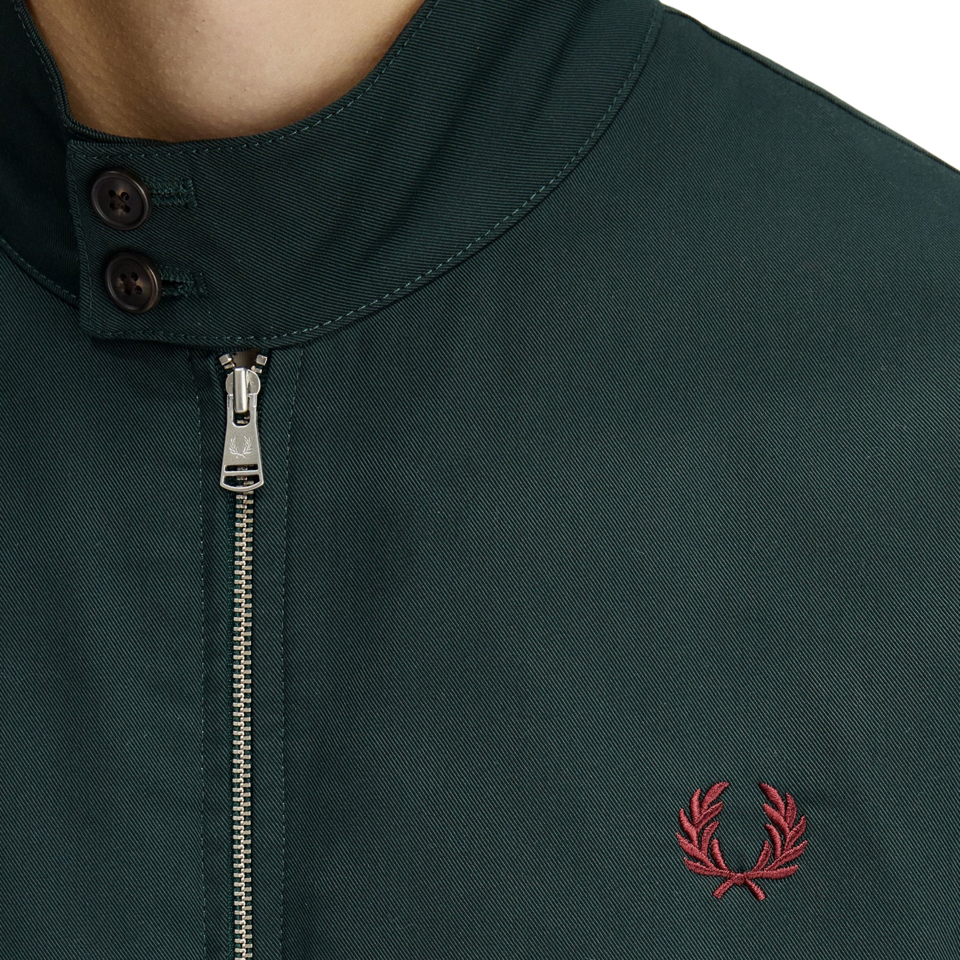 Casaco para homem Fred Perry Twill Harrington em Grassroots. Foto de detalhe da parte da frente, vestido.