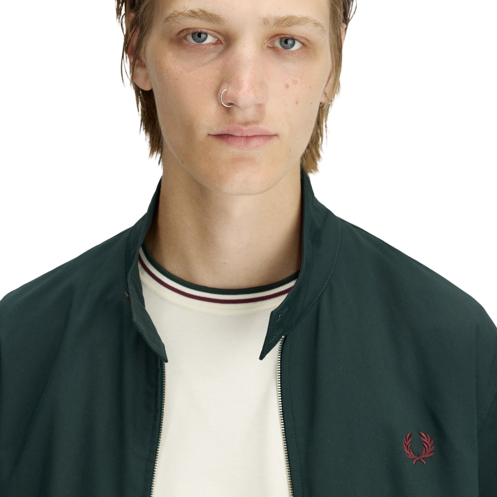 Casaco para homem Fred Perry Twill Harrington em Grassroots. Foto de detalhe da parte da frente, vestido.